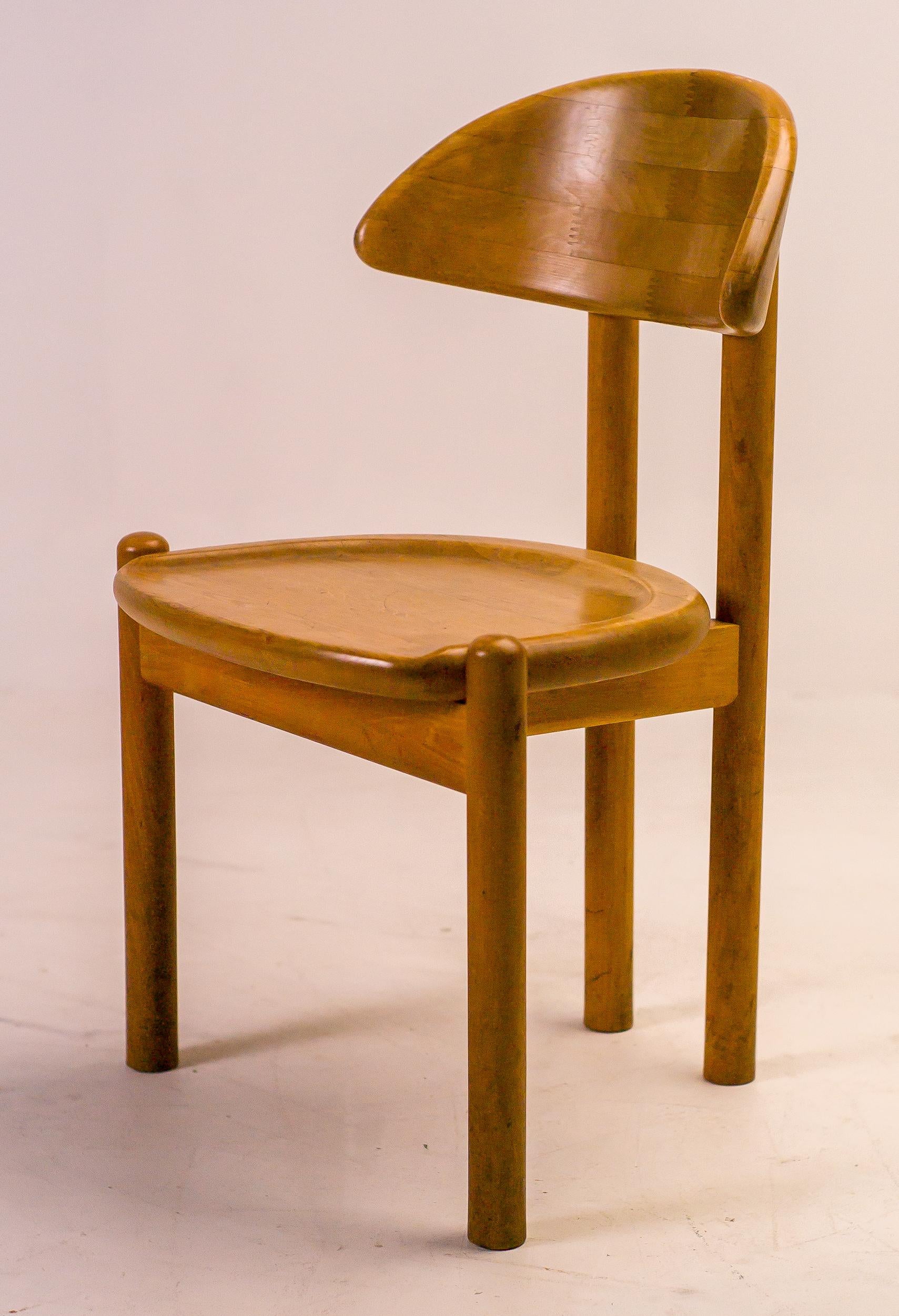 Skulpturaler organischer Stuhl aus massivem Ahornholz von Ansager Møbler, Dänemark.
Dänische Handwerkskunst, gekennzeichnet mit Ansager-Stempel.

Ansager, Dänemark, ist ein Synonym für außergewöhnliche Handwerkskunst und skandinavisches Design. Mit