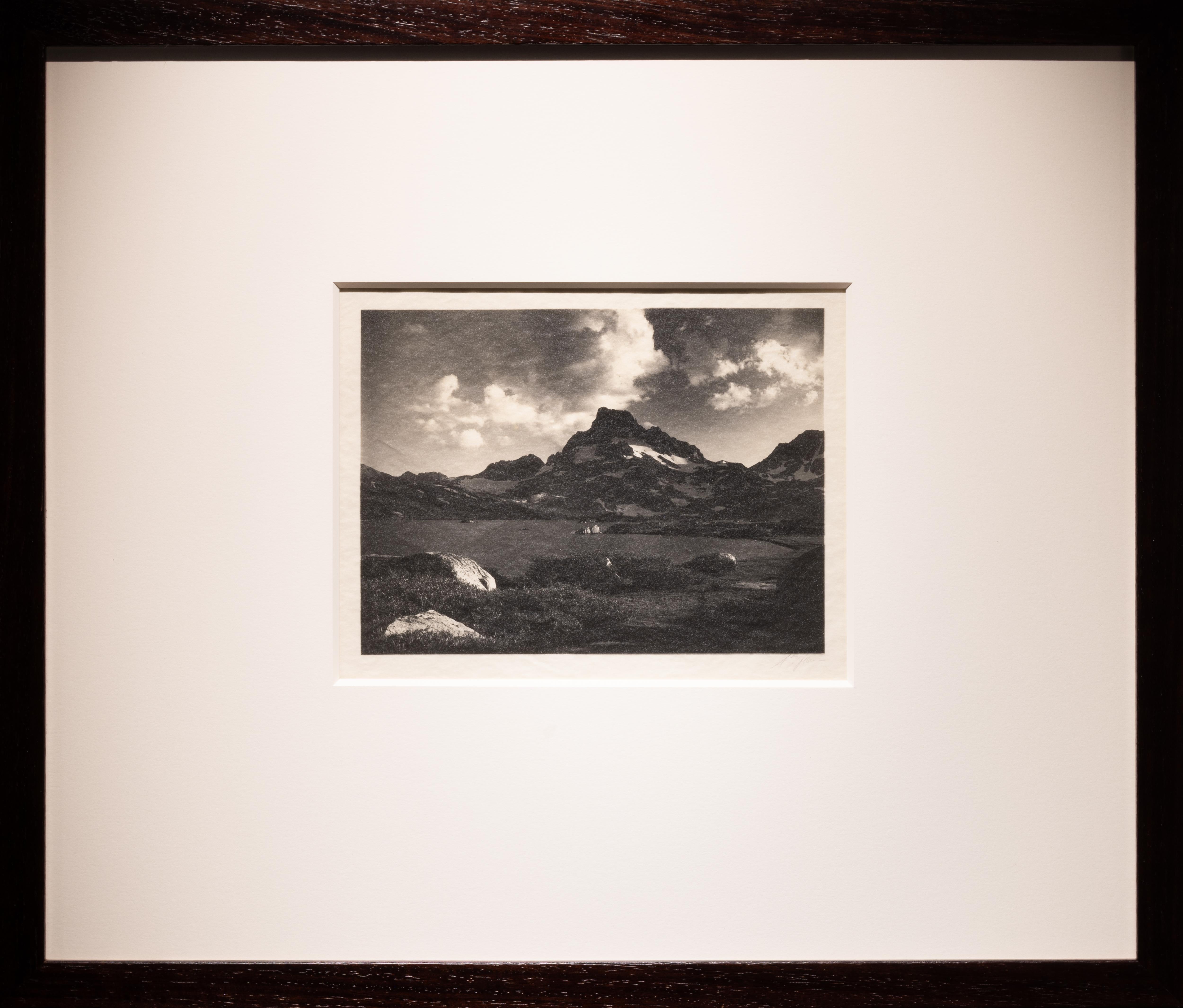 Cette photographie vintage à la gélatine argentique, imprimée à la fin des années 1920 sur du papier Kodak Vitava Athena, est signée au crayon sous l'image avec un titre dactylographié centré dans la marge inférieure. Cette estampe a été réalisée en