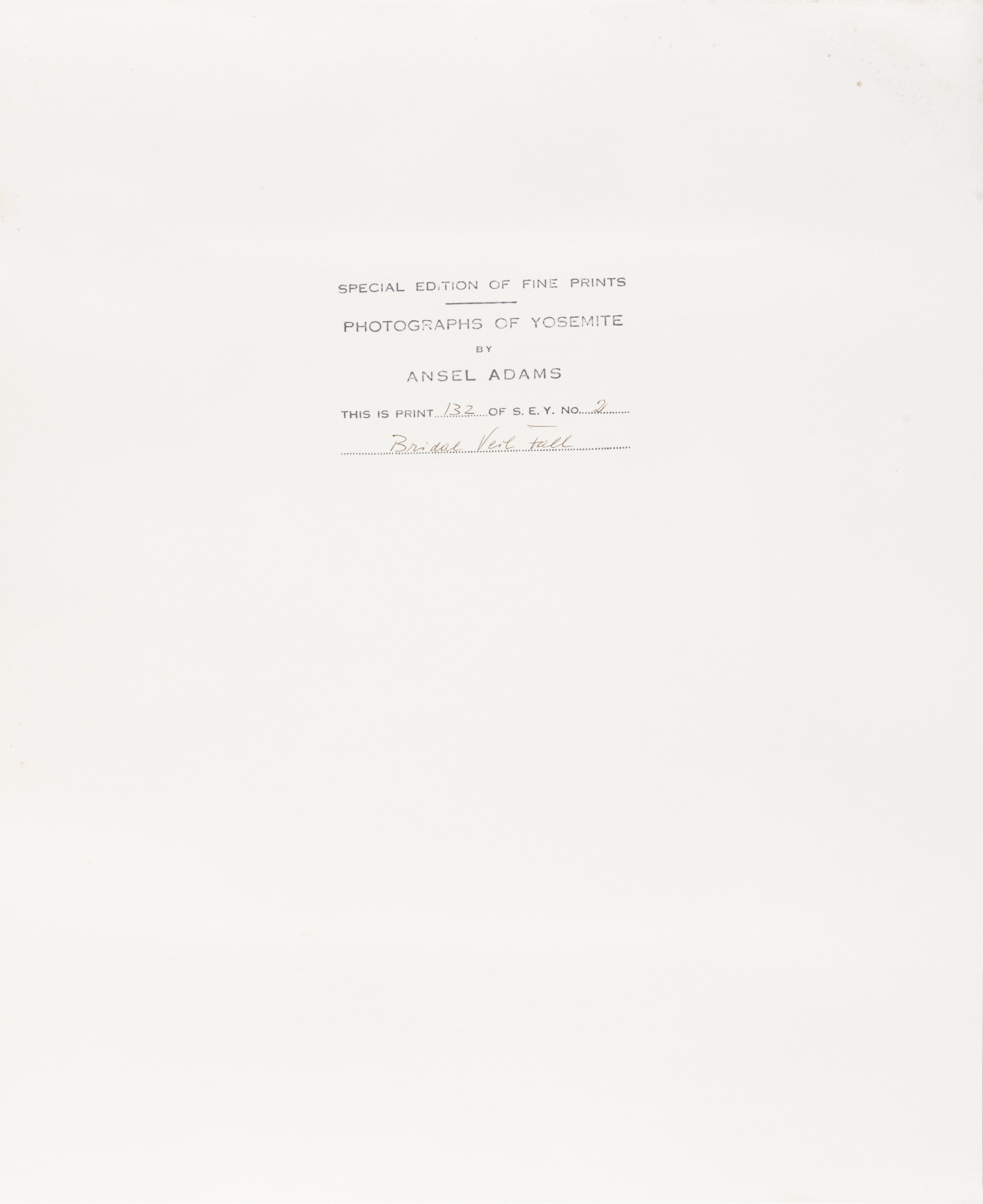 Dieser Silbergelatineabzug eines der berühmtesten Bilder von Ansel Adams wurde in den 1960er Jahren von einem Assistenten unter Adams' Aufsicht gedruckt. Es ist auf der Vorderseite mit Tinte vollständig vom Künstler signiert und auf der Rückseite