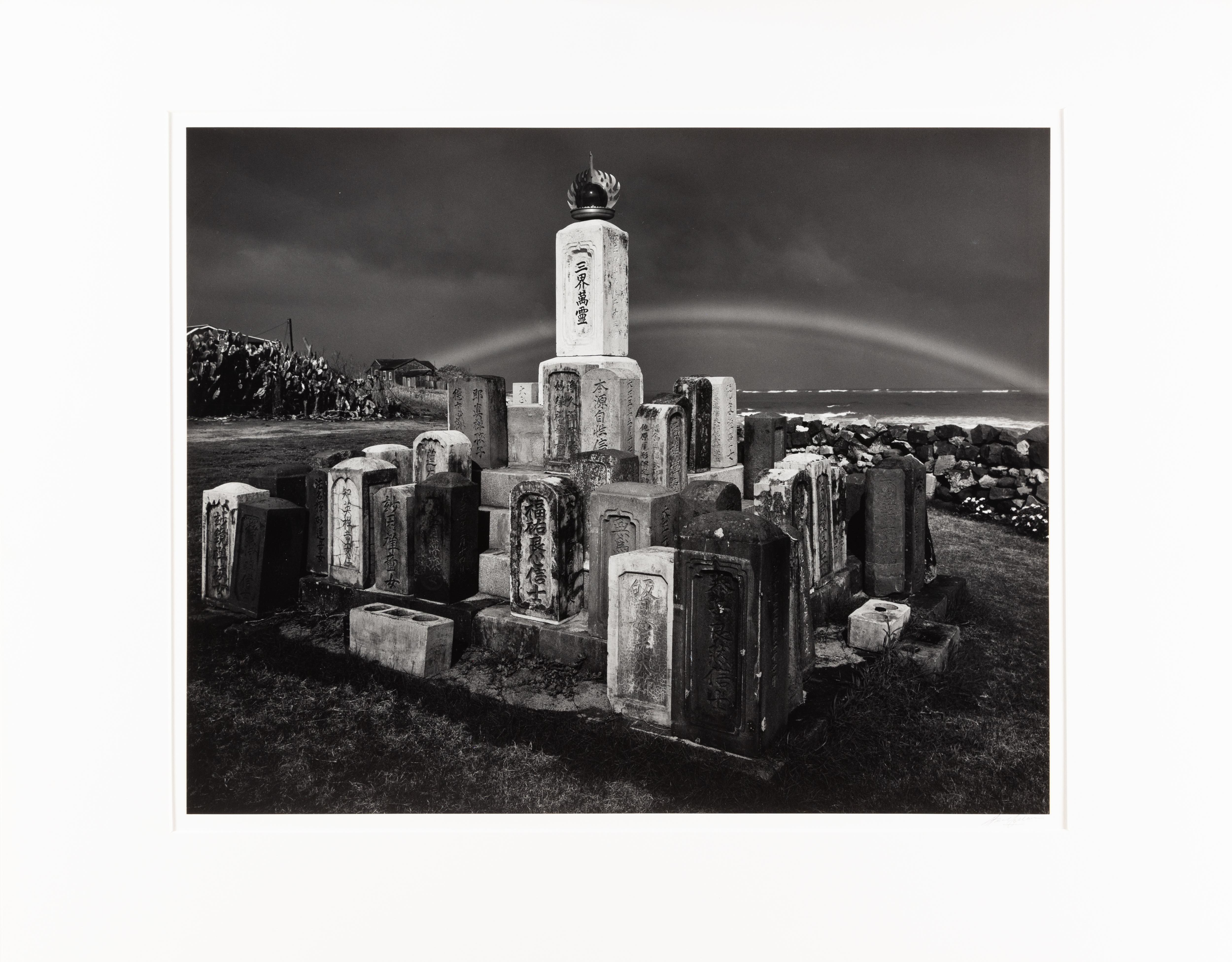 Buddhistische Grabsteine und Regenbogen, Maui, Hawaii – Photograph von Ansel Adams