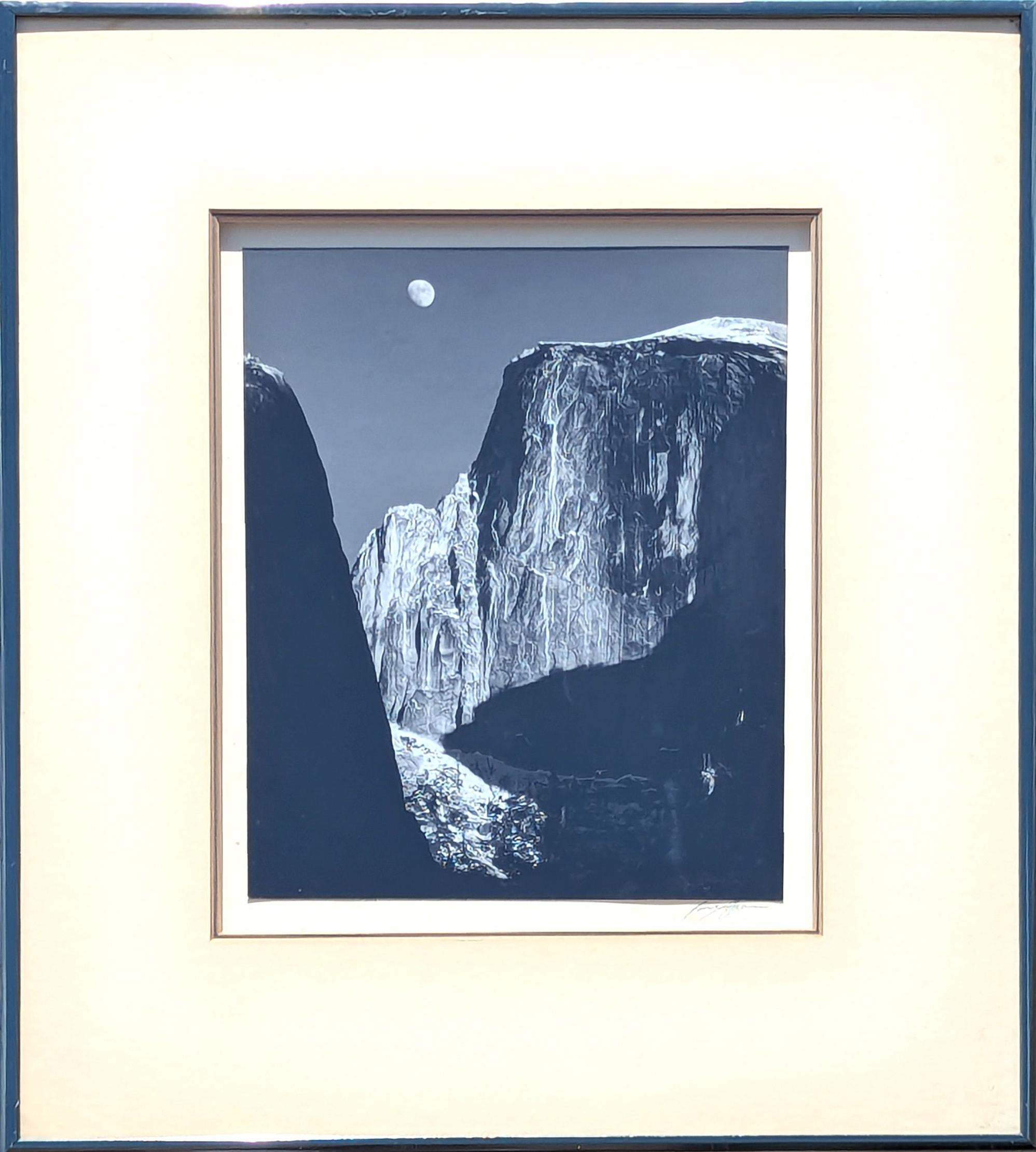 Ansel Adams Black and White Photograph – "Half Dome & Moon" Schwarz-Weiß-Silbergelatine-Natur-Landschaftsfotografie
