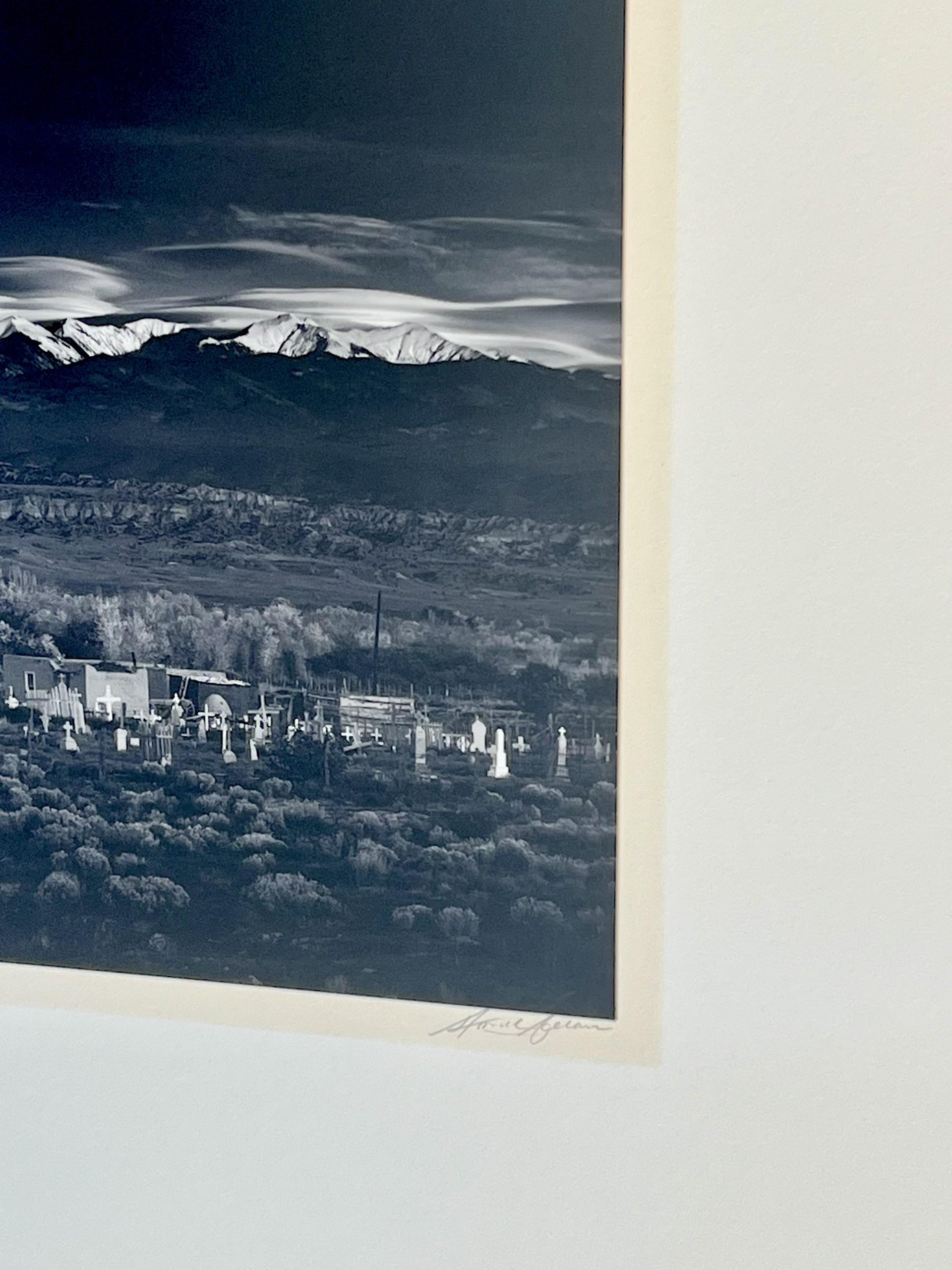 Realizzata nel 1941 da Ansel Adams, questa stampa è stata stampata nel 1970. L'opera è stata acquistata originariamente dalla Weston Gallery ed è tornata a noi grazie a un collezionista privato. Attualmente è incorniciato in metallo argentato