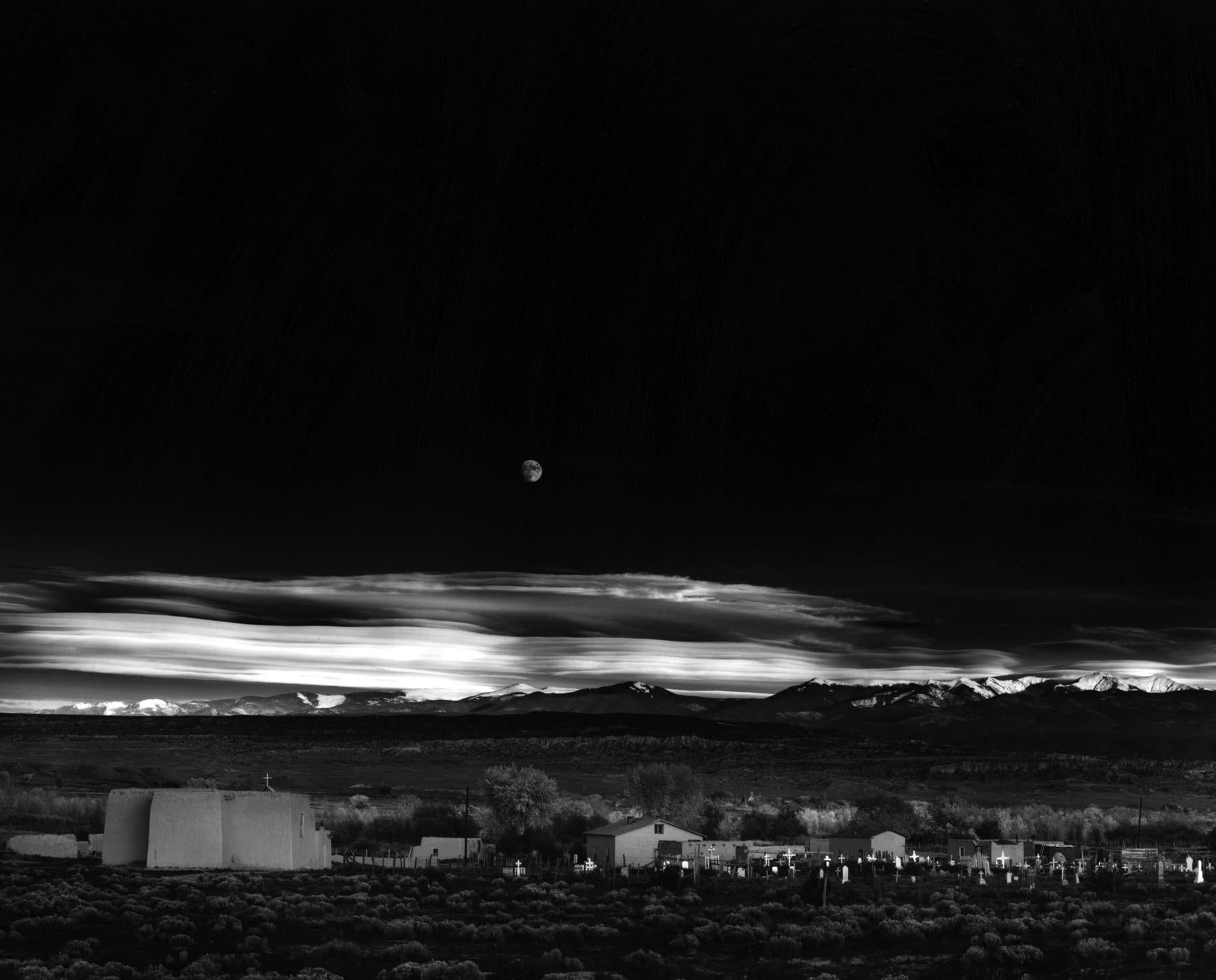 Black and White Photograph di Ansel Adams - Sorgere della luna, Hernandez, New Mexico