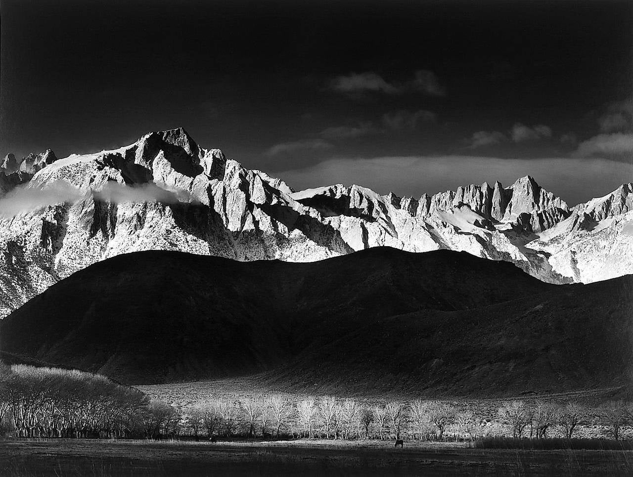 Black and White Photograph Ansel Adams - Sunrise d'hiver, Sierra Nevada de Lone Pine, Californie