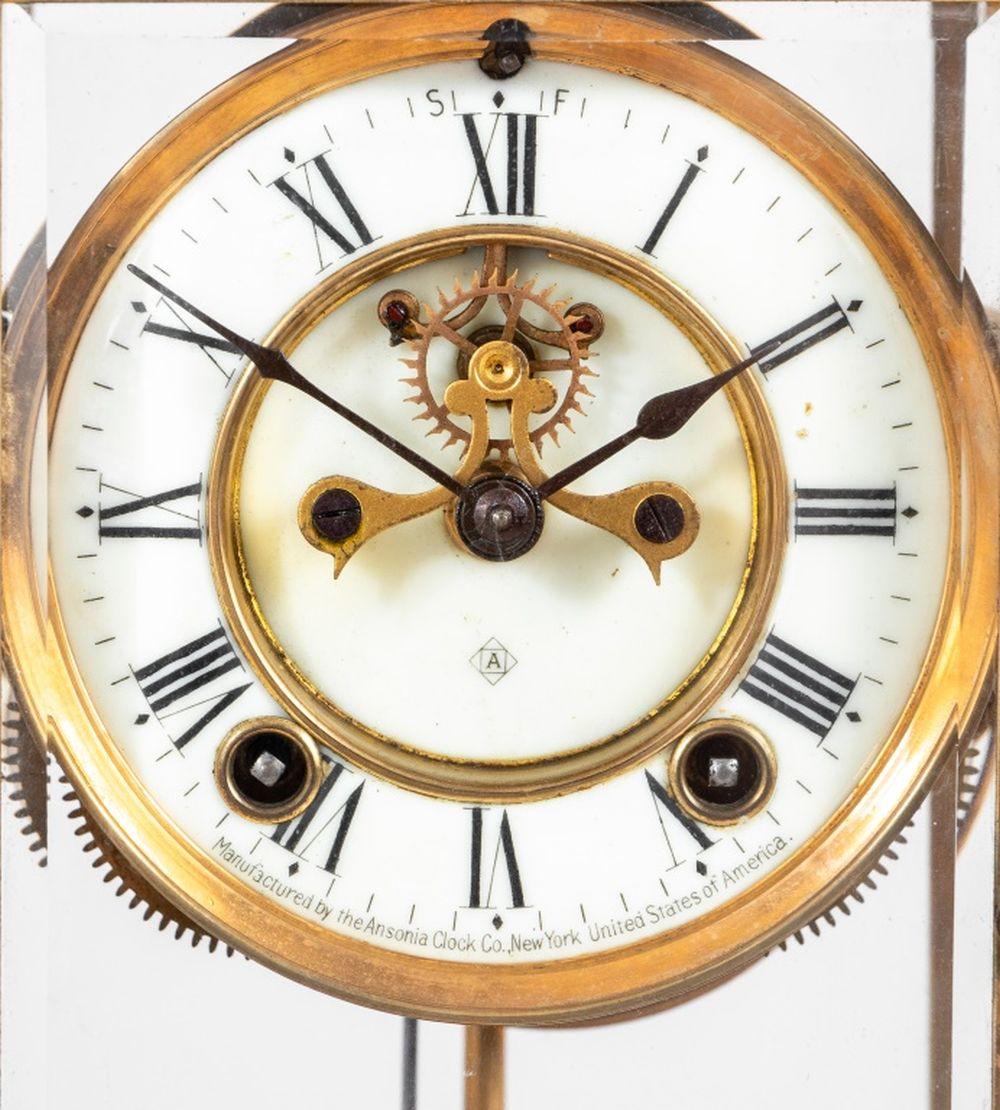 Horloge de table en laiton coulé Ansonia, fin du XIXe siècle, le boîtier élaboré avec des panneaux émaillés renfermant un cadran circulaire en émail avec échappement ouvert, le mouvement sonnant sur un gong, signé 