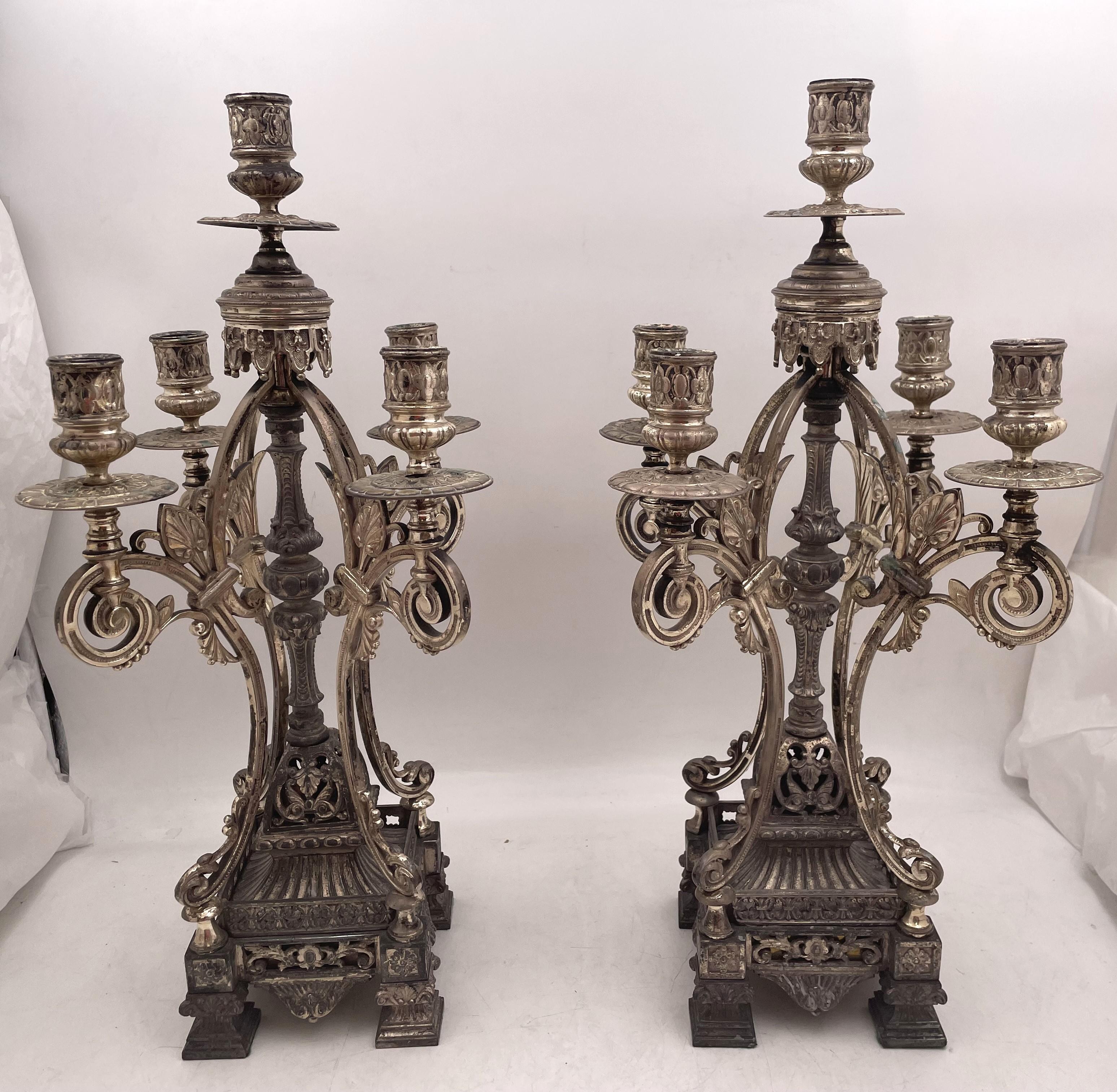 Coppia di candelabri a 5 luci Ansonia placcati in argento in uno stile che ricorda l'Aesthetic Movement e risalenti al XIX secolo. Misurano 20'' di altezza per 11 1/2'' da un braccio all'altro e sembrano non avere alcun marchio. 

L'Ansonia Clock