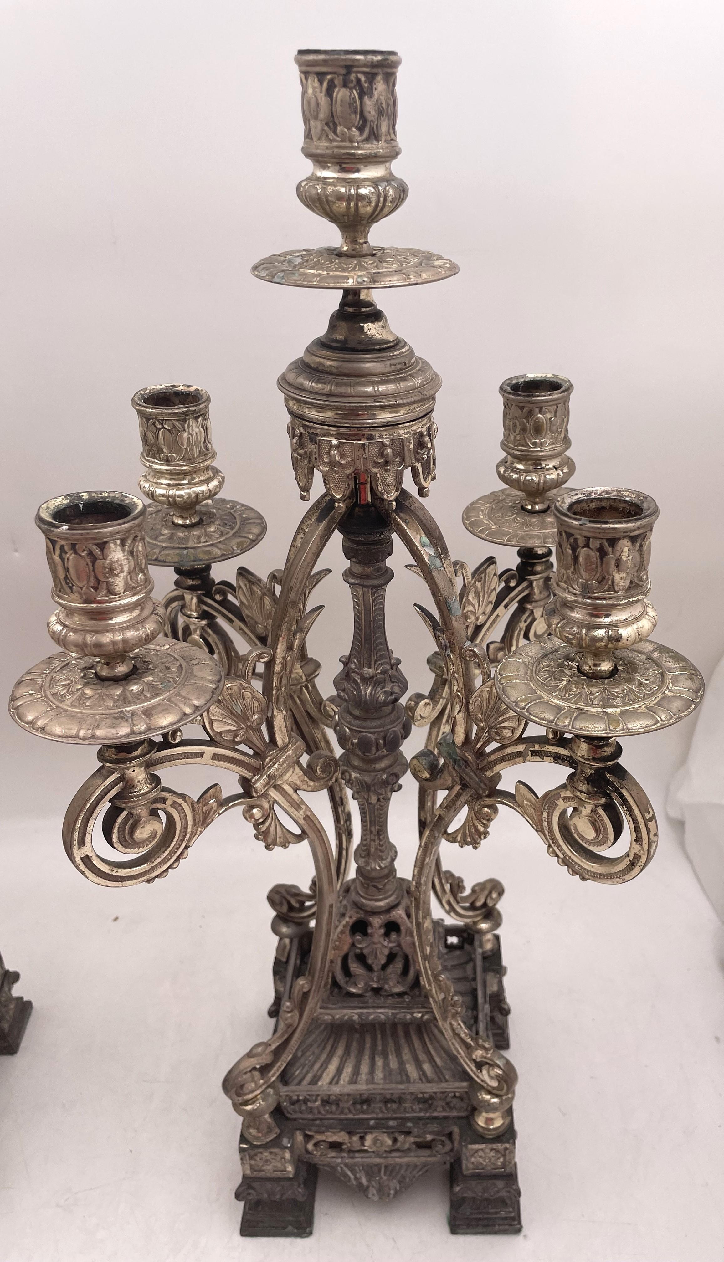 Estetismo Ansonia Coppia di candelabri a 5 luci in argento dell'Aesthetic Movement del XIX secolo in vendita