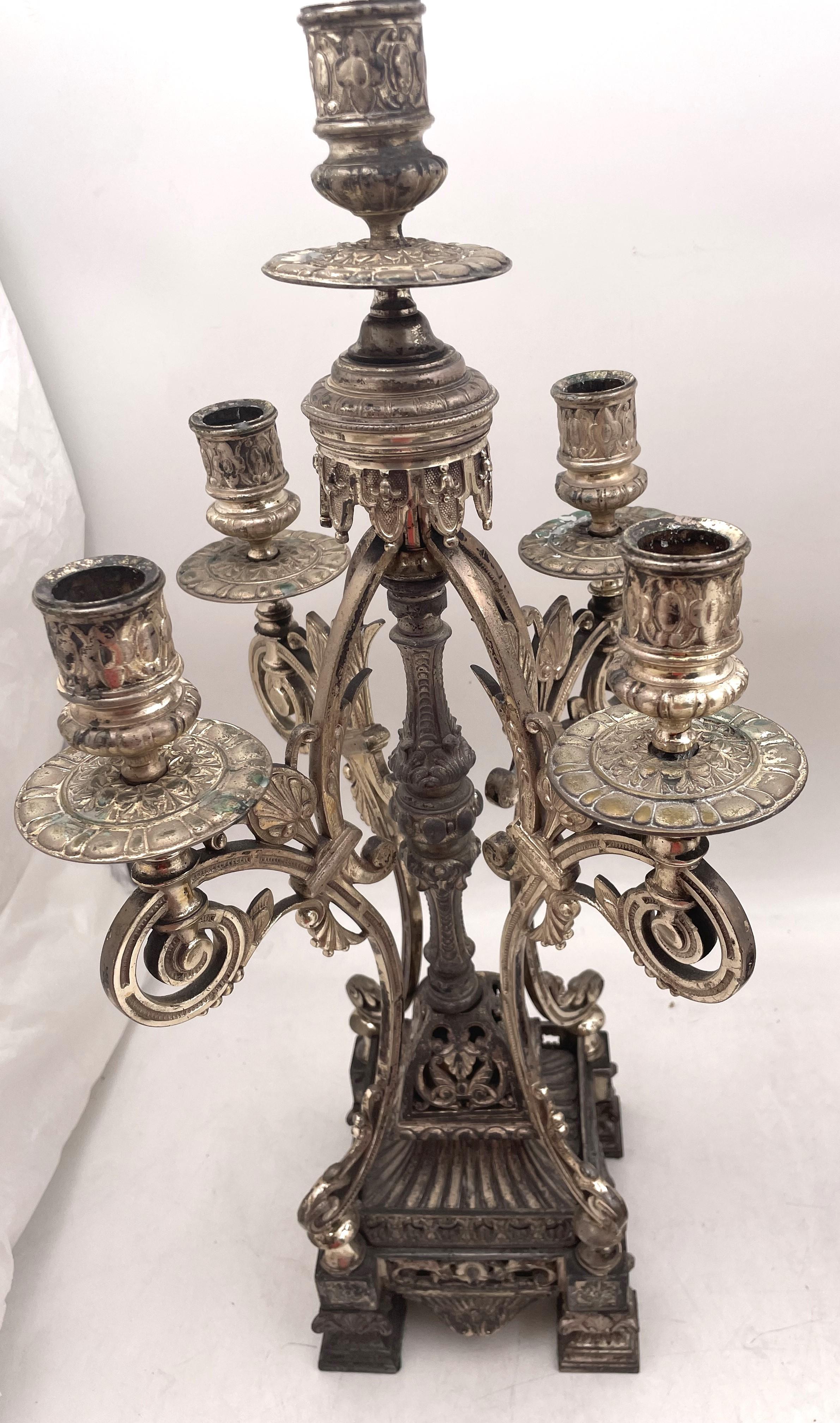 Americano Ansonia Coppia di candelabri a 5 luci in argento dell'Aesthetic Movement del XIX secolo in vendita