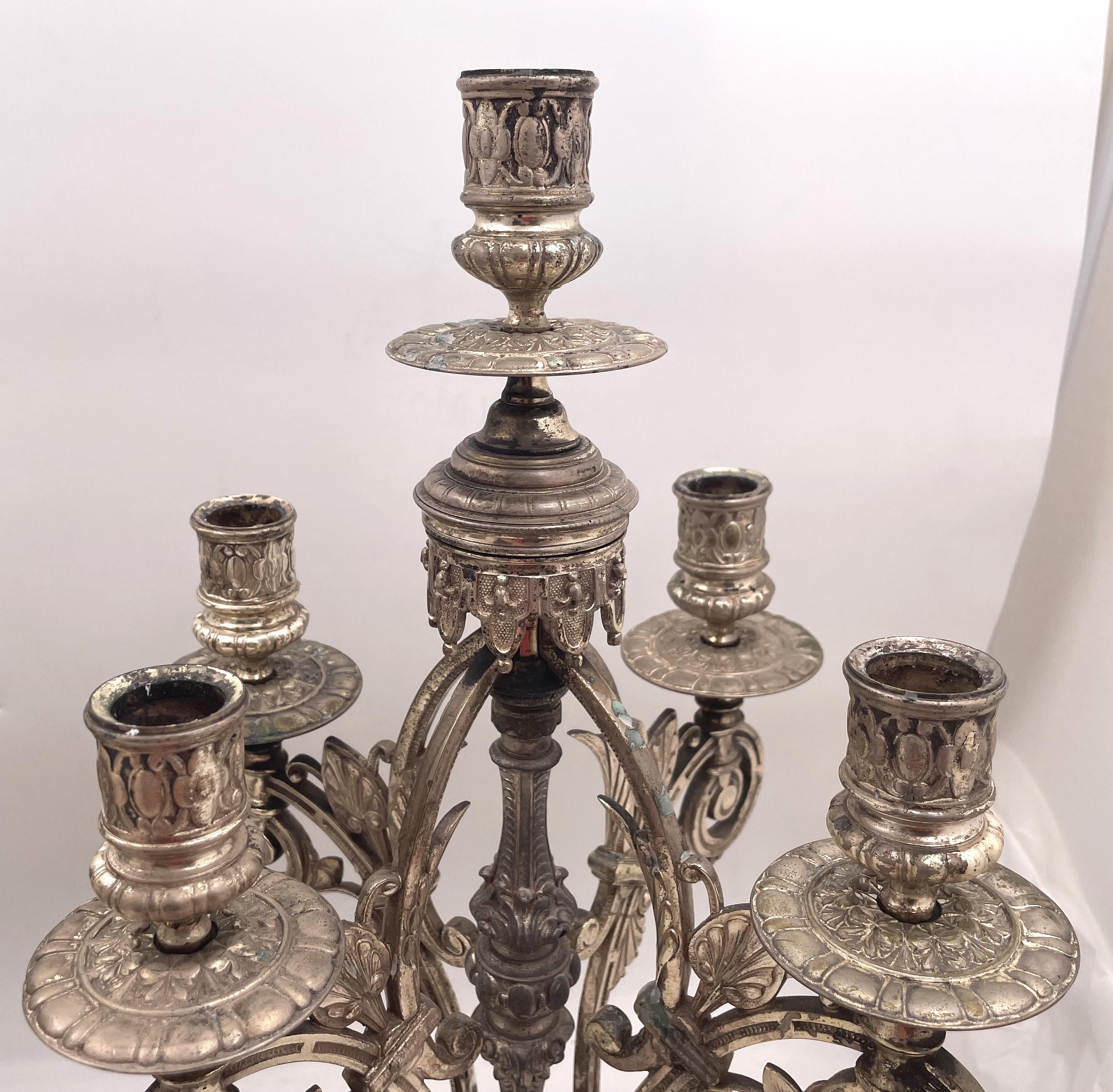 Ansonia Coppia di candelabri a 5 luci in argento dell'Aesthetic Movement del XIX secolo In condizioni buone in vendita a New York, NY