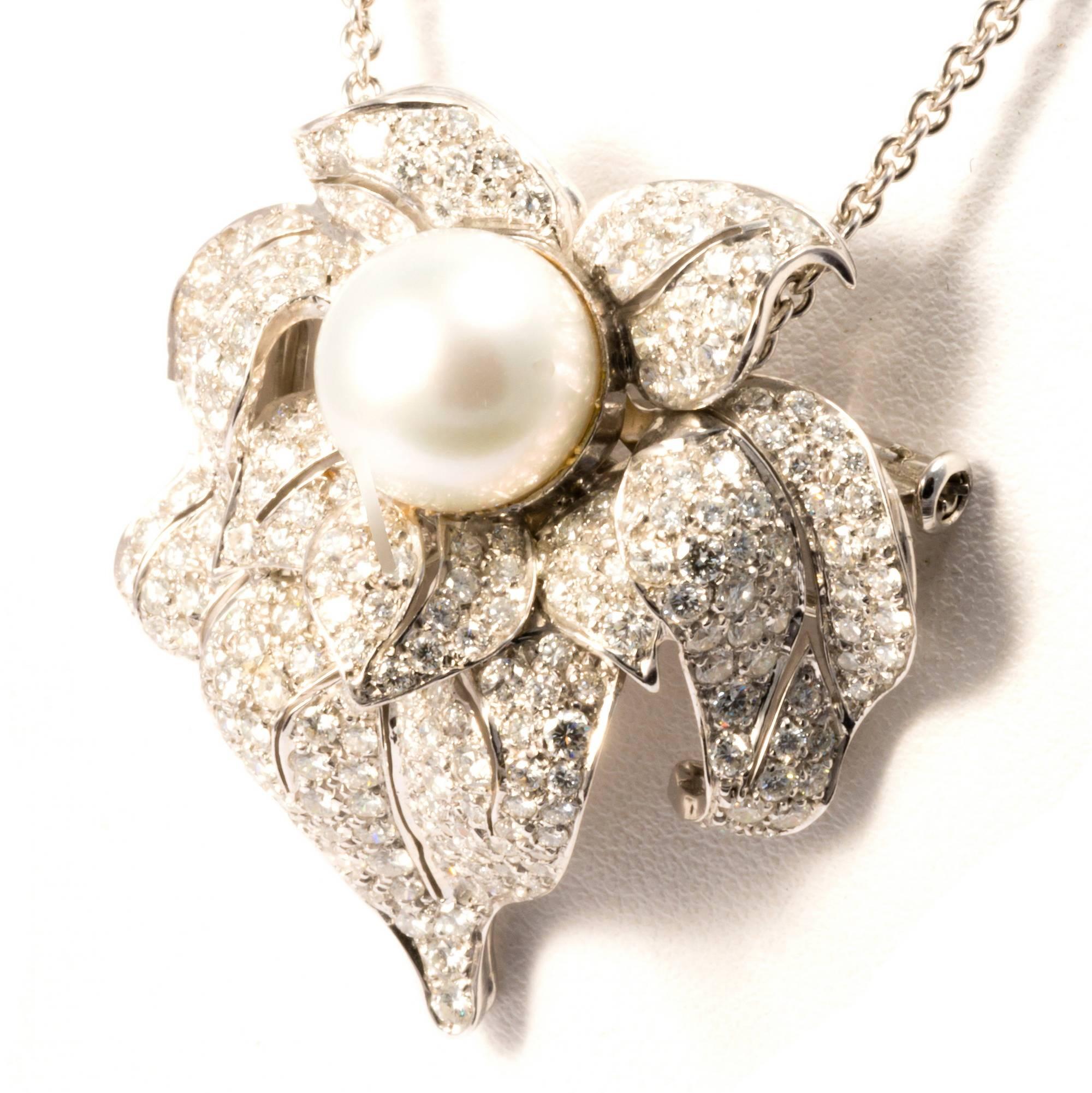 This important necklace made in 18 K white gold  shows a beautifully shaped orchid encrusted by 264 diamonds enhanced by a large white australian natural pearl  10.5/11.0mm. The centre of the necklace can be detached to be worn as a pin. Total