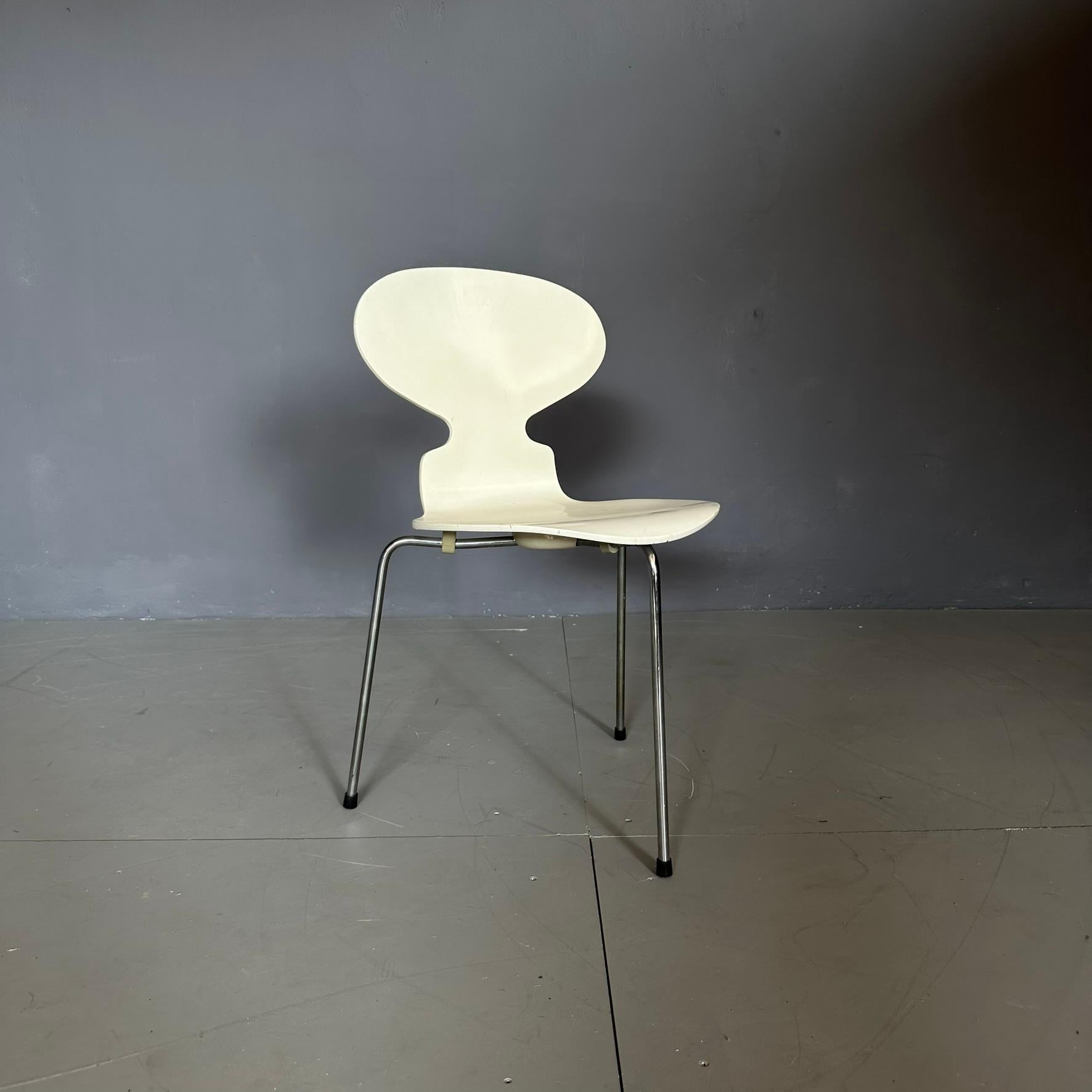 ANT 3100 chair, design by Jacobsen Hansen for Fritz, Swedish manufacturing.
The chair is made of white bent wood with three metal legs.
The curvature of the wood enhances the beauty and particularity of this model.
The production mark is visible on