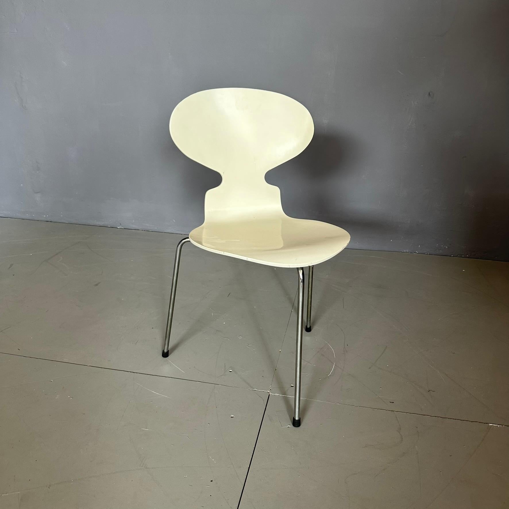 Mid-Century Modern Ant 3100 chair by Arne Jacobsen for Fritz Hansen Denmark 1984 in white bent wood For Sale