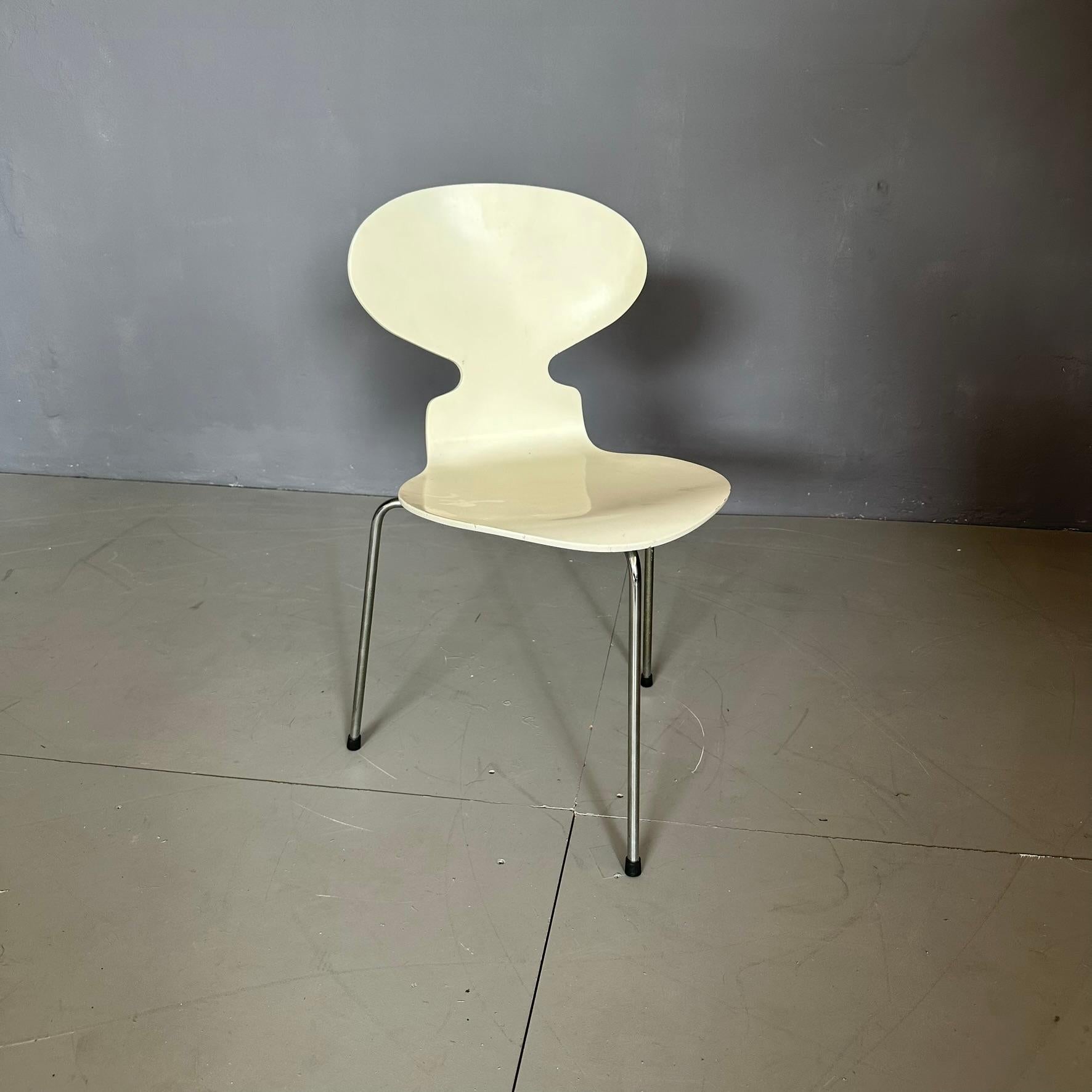Danish Ant 3100 chair by Arne Jacobsen for Fritz Hansen Denmark 1984 in white bent wood For Sale