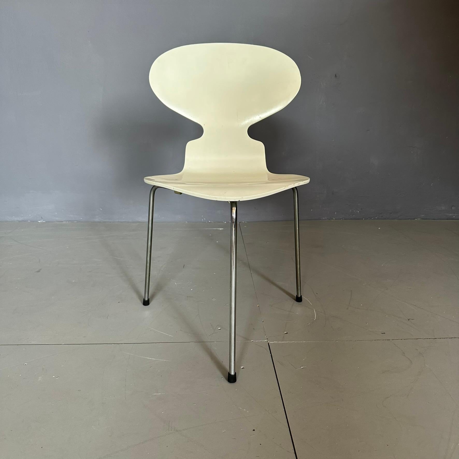 Ant 3100 chair by Arne Jacobsen for Fritz Hansen Denmark 1984 in white bent wood In Good Condition For Sale In Milan, IT