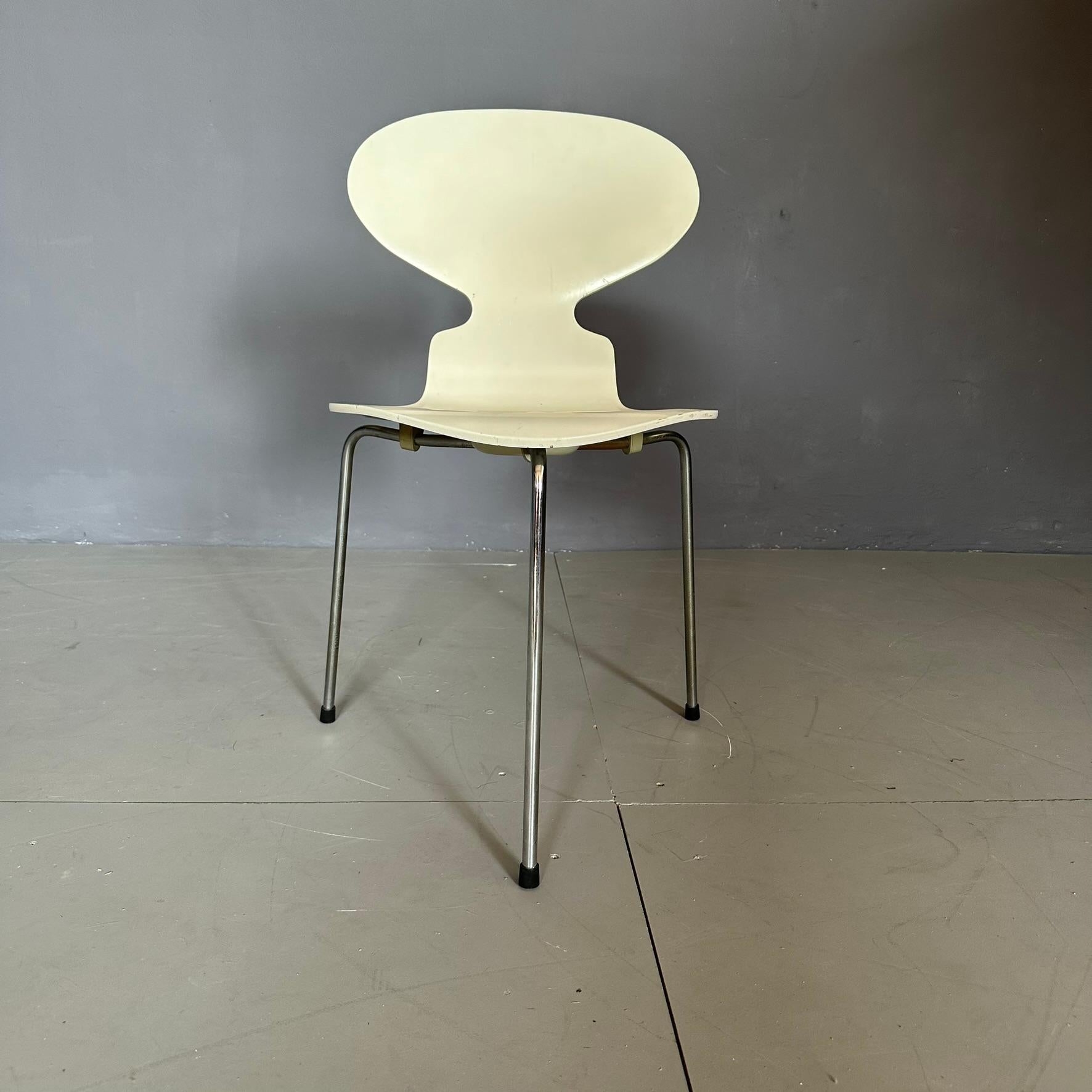Late 20th Century Ant 3100 chair by Arne Jacobsen for Fritz Hansen Denmark 1984 in white bent wood For Sale