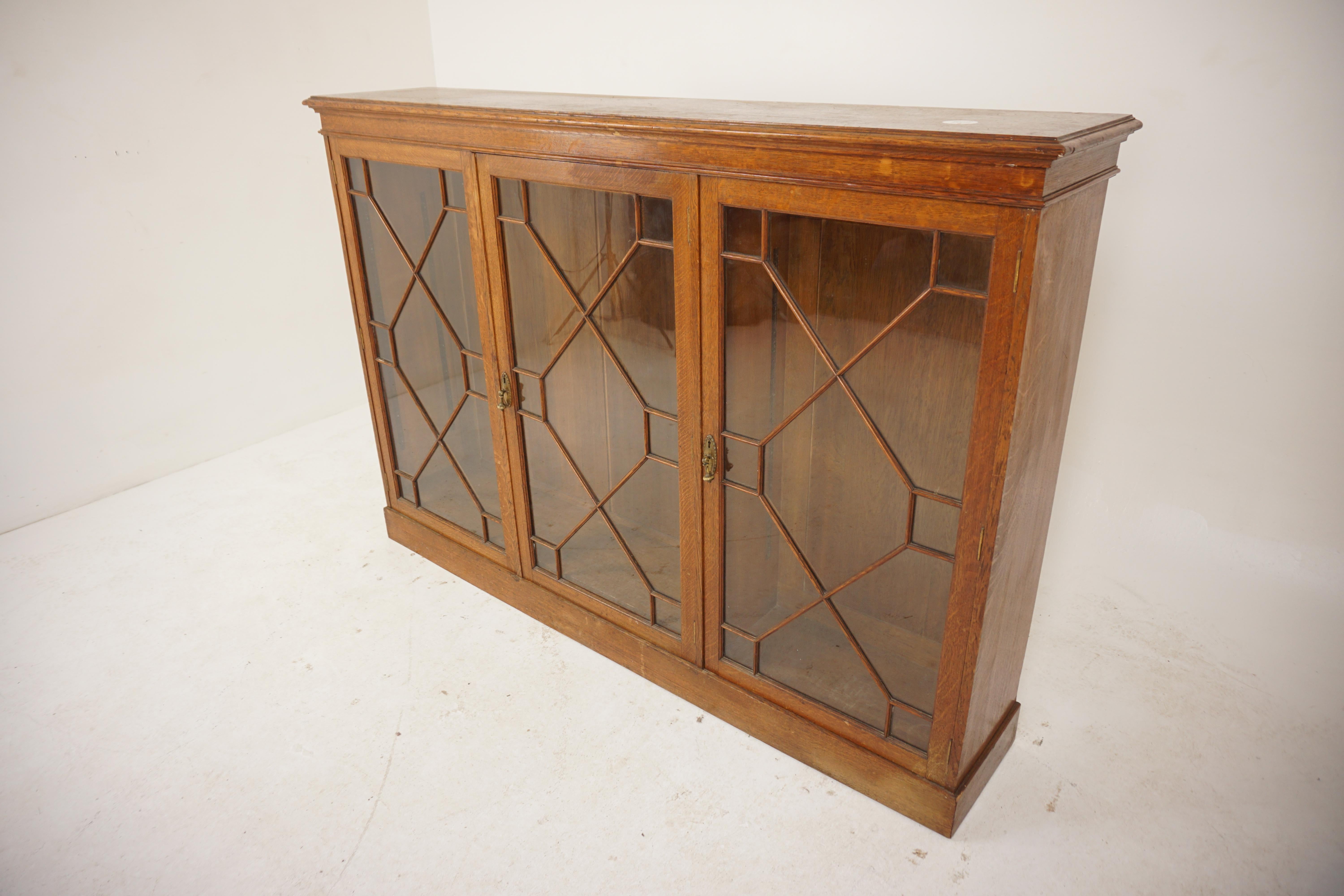 Ant. Arts + crafts 3 door oak bookcase, display cabinet, Scotland 1910, H748

Scotland 1910
Solid Oak
Original Finish
Rectangular moulded top
Three original glass doors with oak moulding on the front
To the right single door opens to reveal