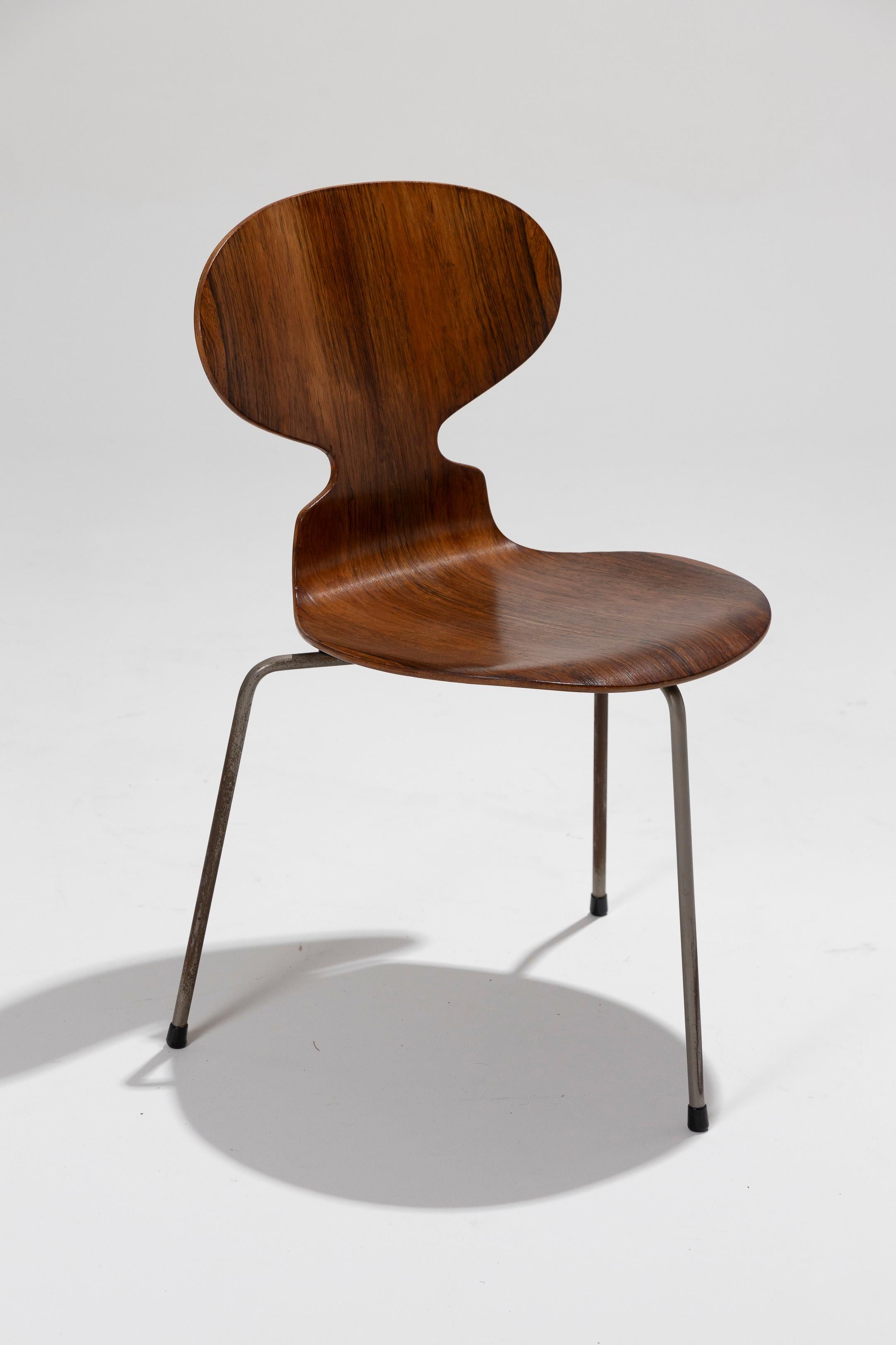 Rare “Ant” chair by Arne Jacobsen for Fritz Hansen in the 1950s, first edition. The chair features a metal tripod base and a rosewood body made from nine layers of die-cast veneer. Its delicate shape conceals remarkable resistance and comfort. This