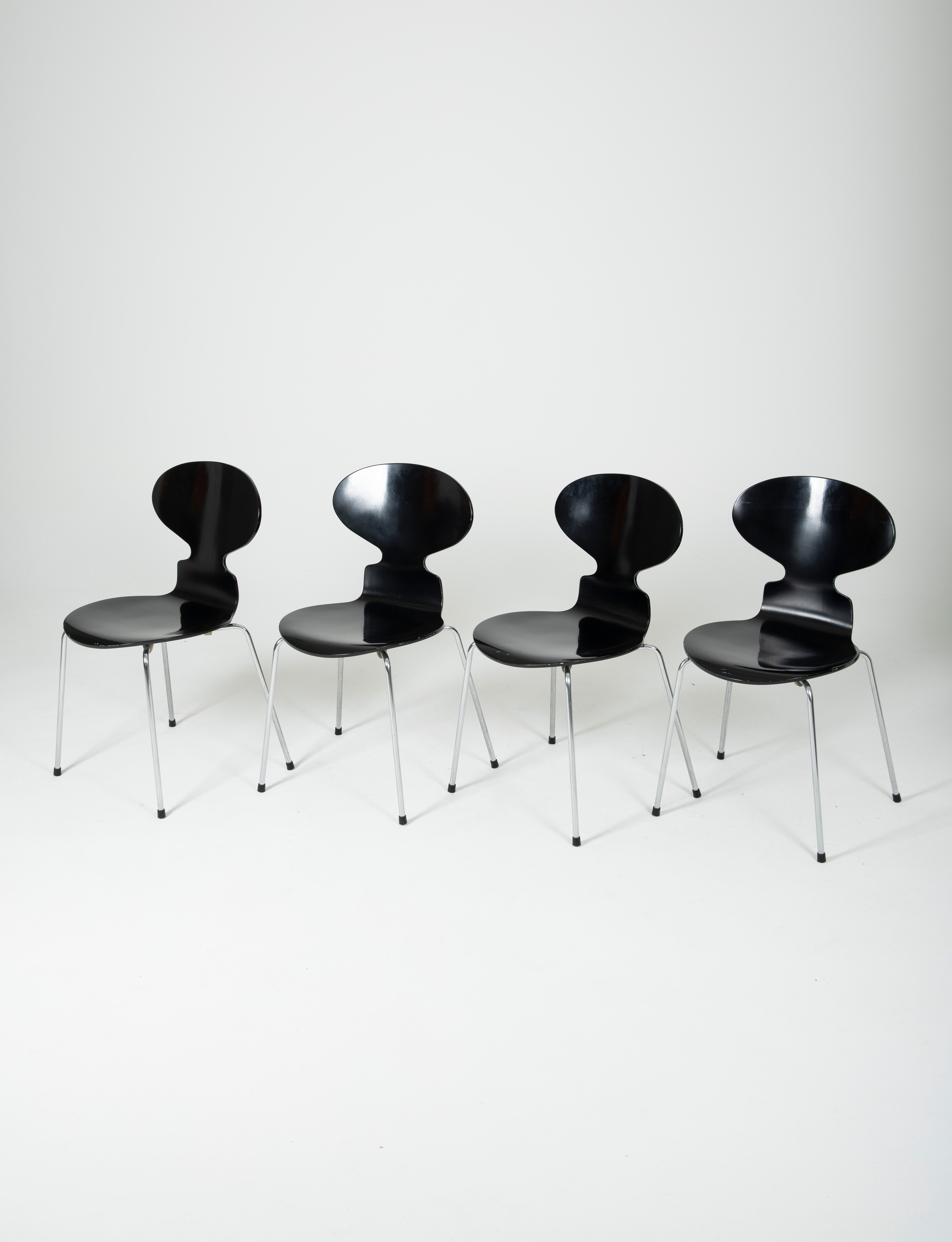 Set of 4 ant chairs model 3101 by Arne Jacobsen for the publisher Fritz Hansen 