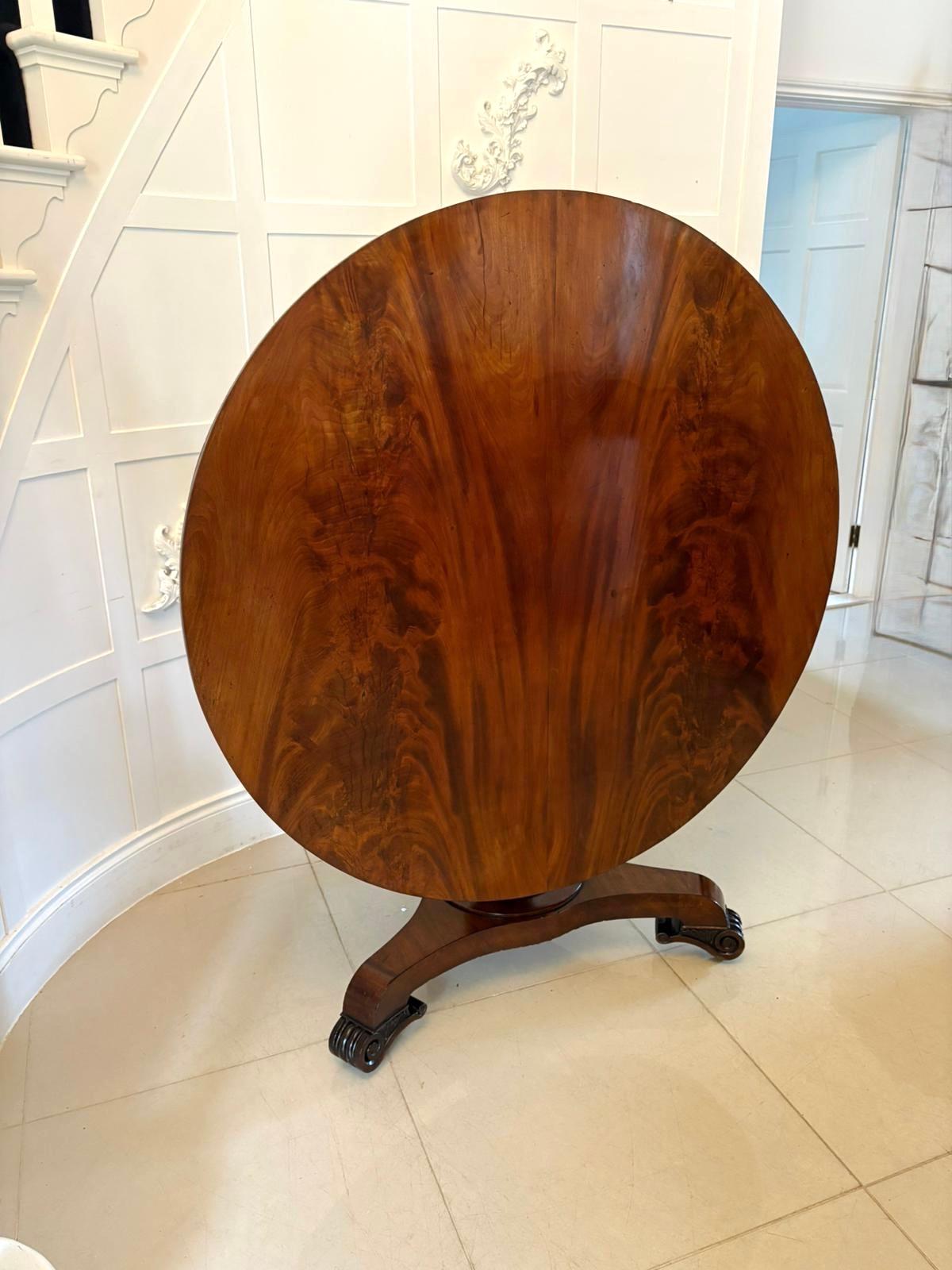 Antigua mesa de comedor circular de caoba de calidad de la Regencia para 6 comensales, con tablero inclinado circular de caoba de calidad, sostenido por una columna de pedestal torneada y afilada, que descansa sobre una base de plataforma perfilada