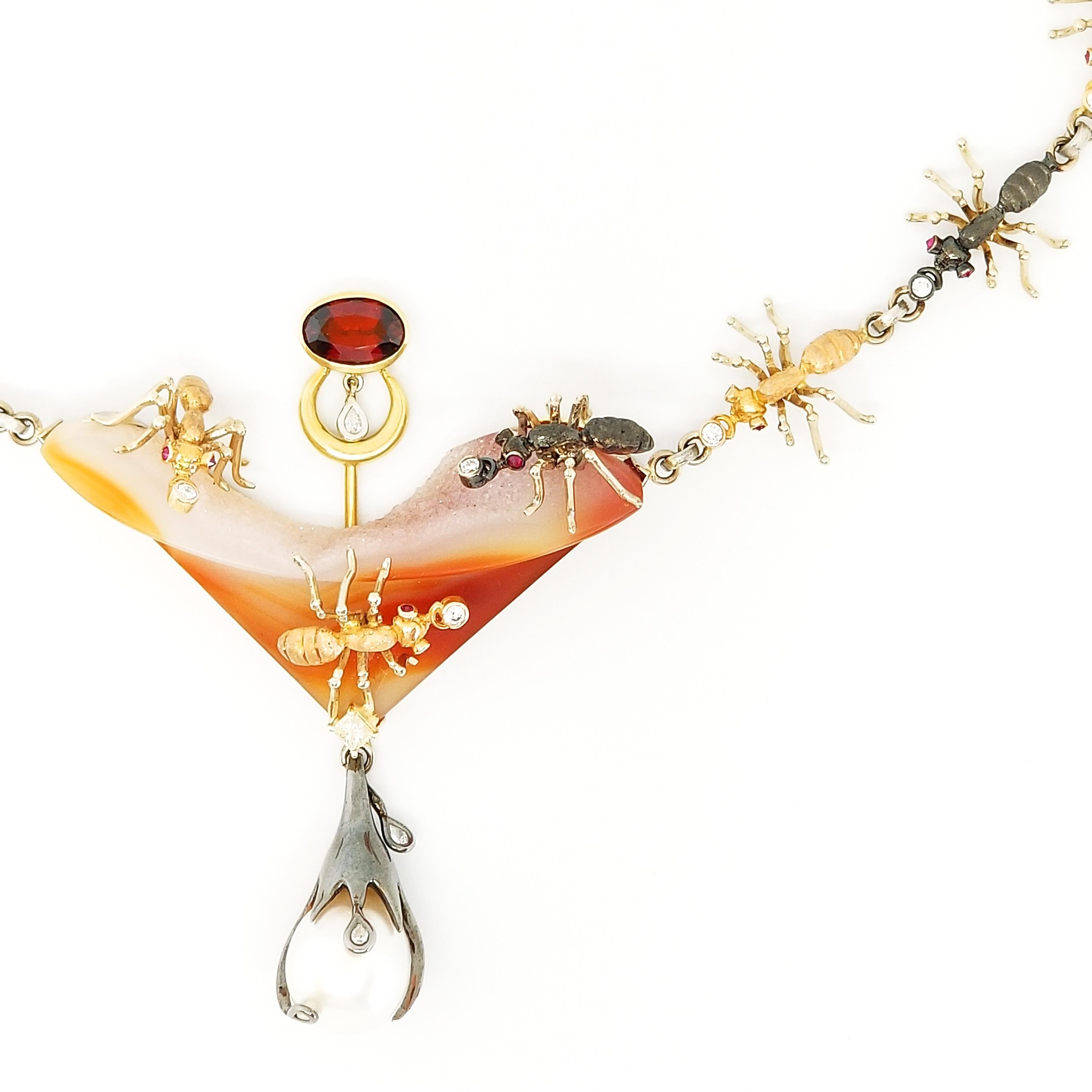 Diese individuell gestaltete und gefertigte, einzigartige Statement-Halskette des Kunsthandwerkers Tom Castor zeigt eine Sammlung von edelsteintragenden, handgefertigten Ameisen, die zart um den Hals marschieren. Dieses Signature Tom Castor Neck ist