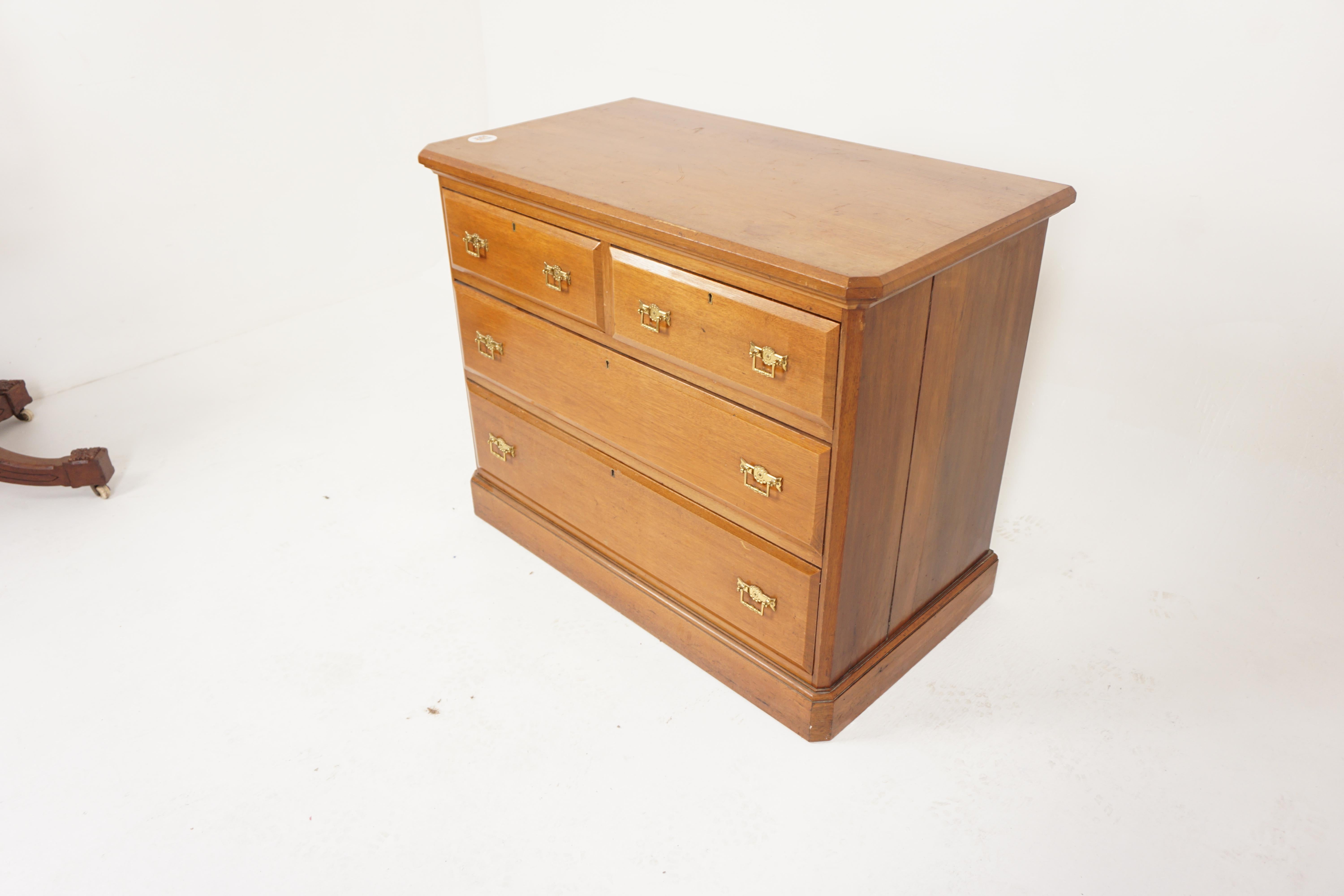 Ant. Victorian Arts and Crafts Ash Four drawer dresser chest, Scotland 1900, H596

Scotland 1900
Solid Ash
Original finish
Rectangular moulded top with canted ends
Comprising of two short and two long graduating dovetailed drawers
With