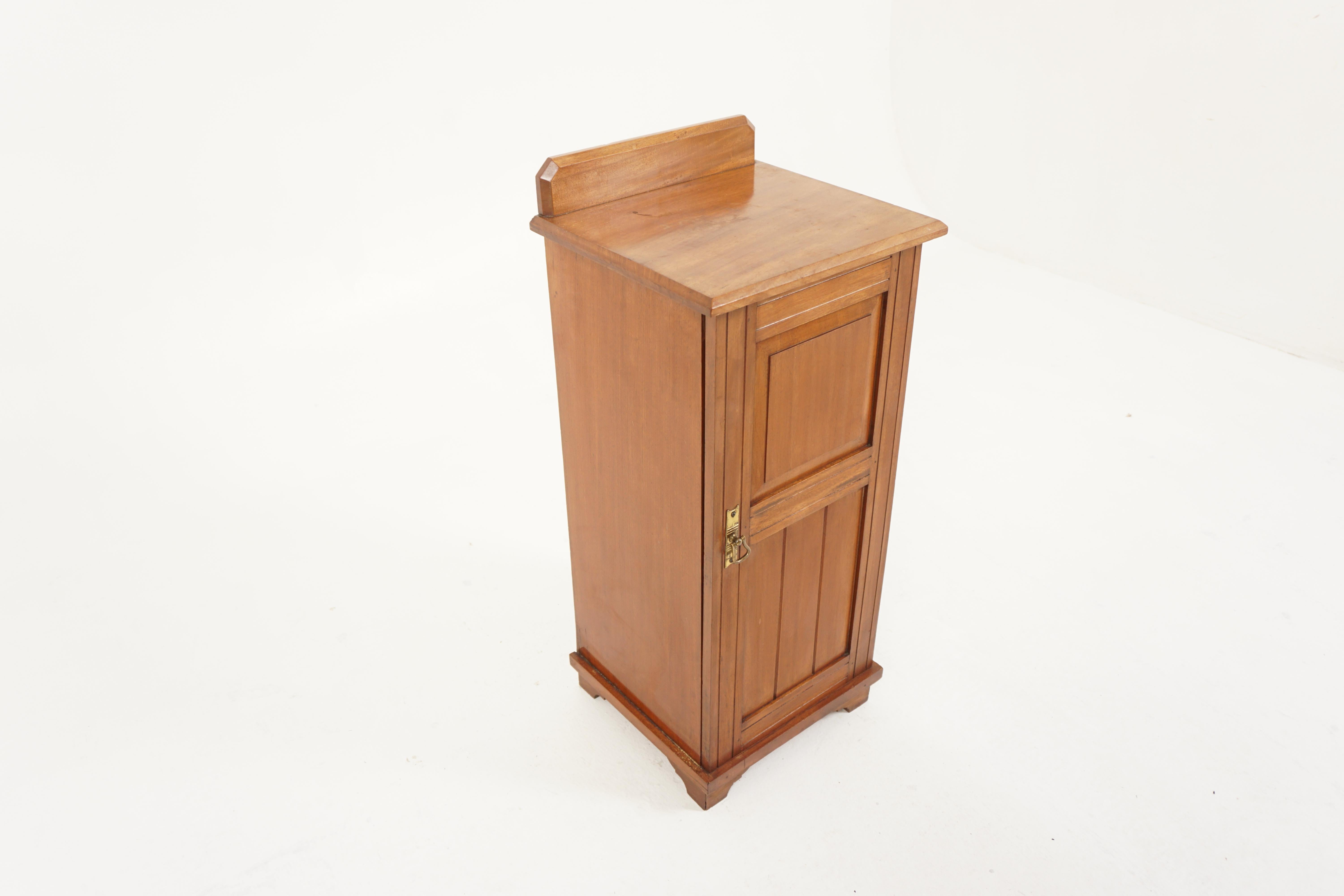 Ant. Victorian Walnut Nightstand, Bedside Lamp Table, Scotland 1880, H710 In Good Condition For Sale In Vancouver, BC
