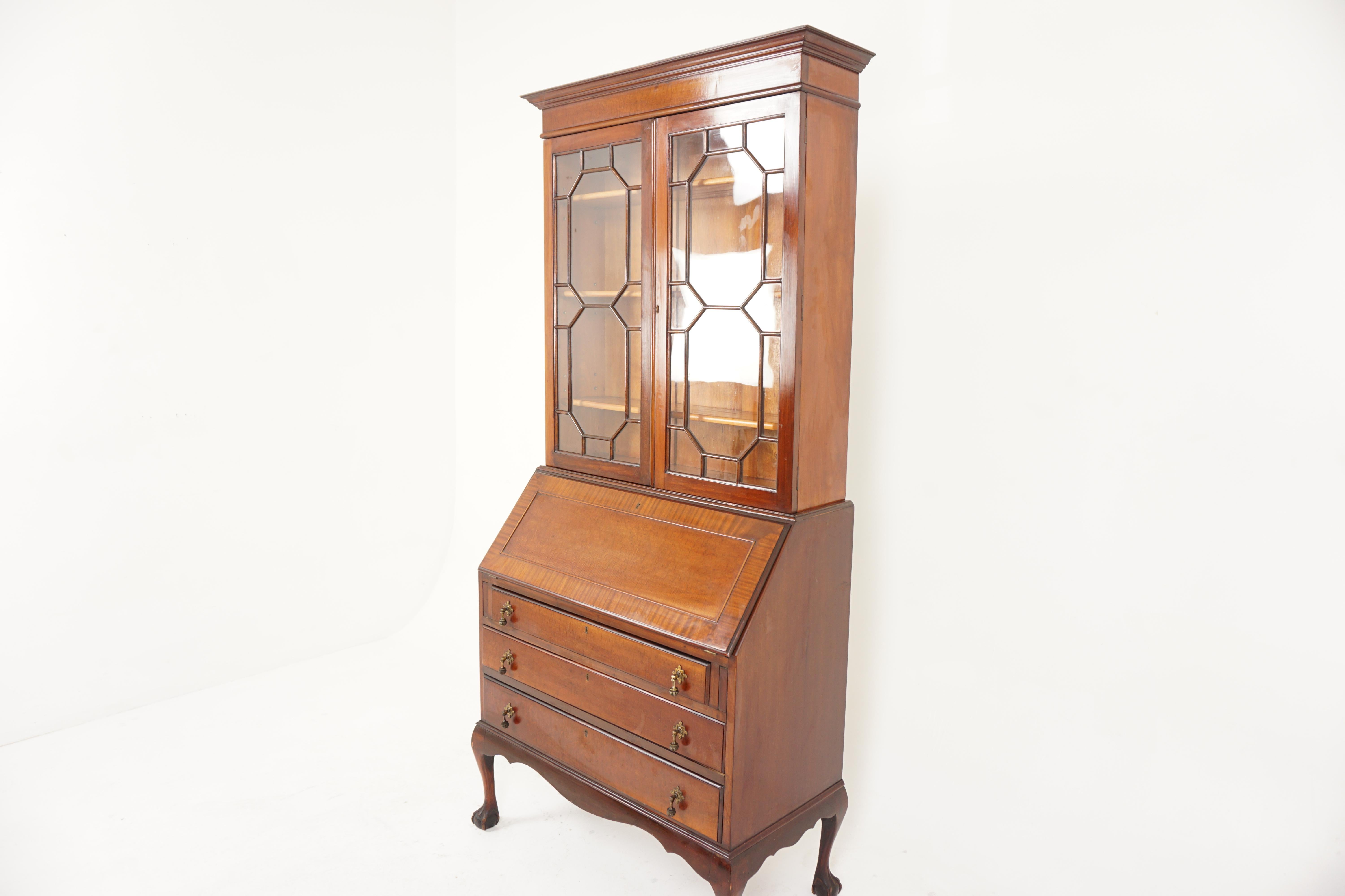 Ant. walnut Bureau bookcase, drop front desk with bookcase top, Scotland 1920, H747

Scotland 1920
Solid walnut
Original finish
Flared cornice on top
Above a pair of moulded glass doors
Opening to reveal three adjusted shelves
Above a desk