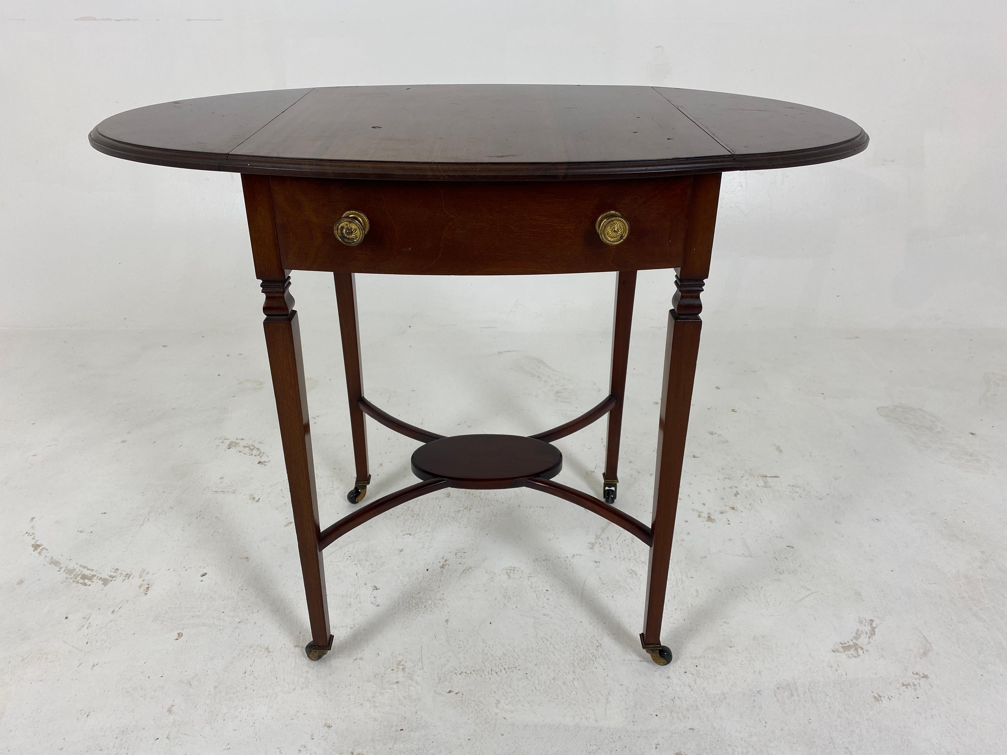 Ant. Walnut Drop Leaf Gateleg table with drawer, Scotland 1920, H706

Scotland 1920
Solid Walnut
Original Finish
Moulded top with bow fronts
Single dovetailed drawer and original brass pulls
Pair of oval shaped leaves to the side
Standing on