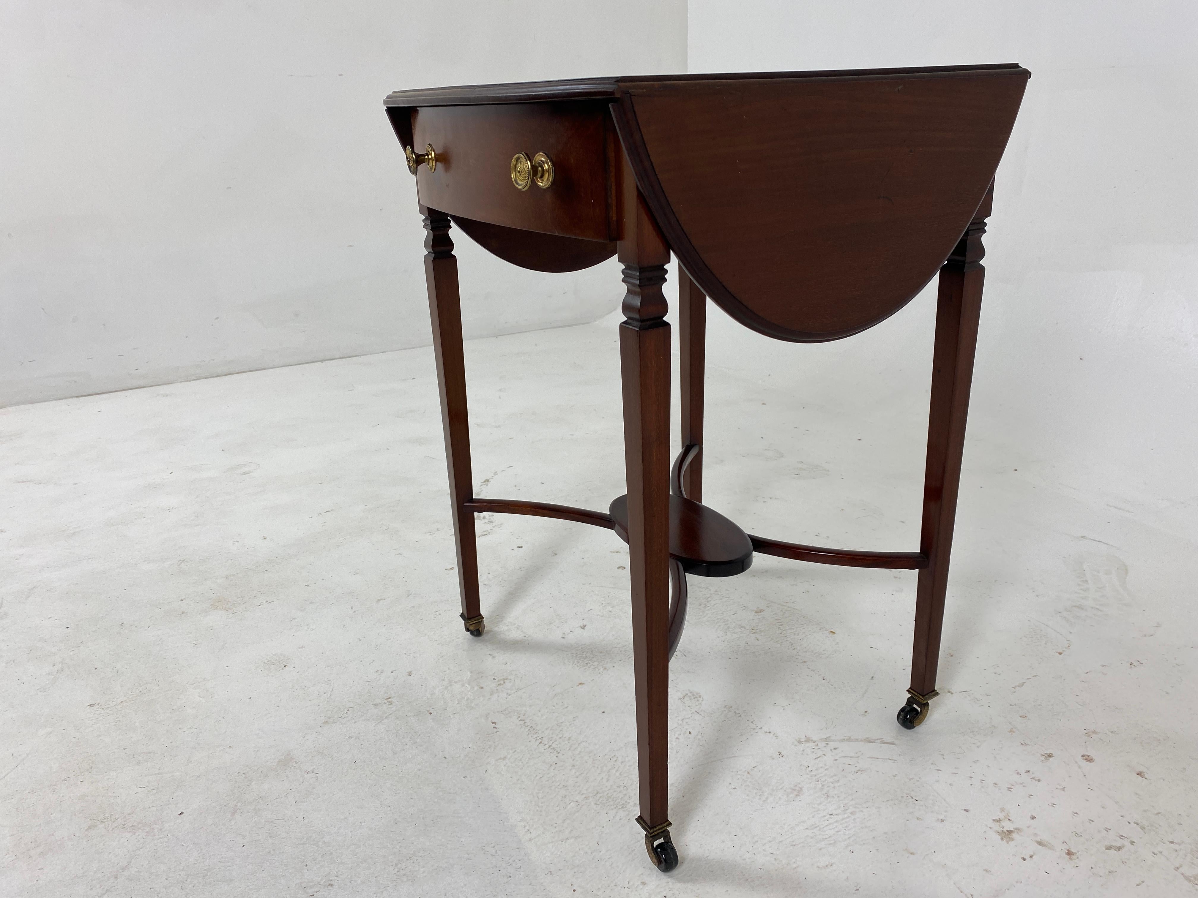 Ant. Walnut Drop Leaf Gateleg Table with Drawer, Scotland 1920, H706 In Good Condition For Sale In Vancouver, BC