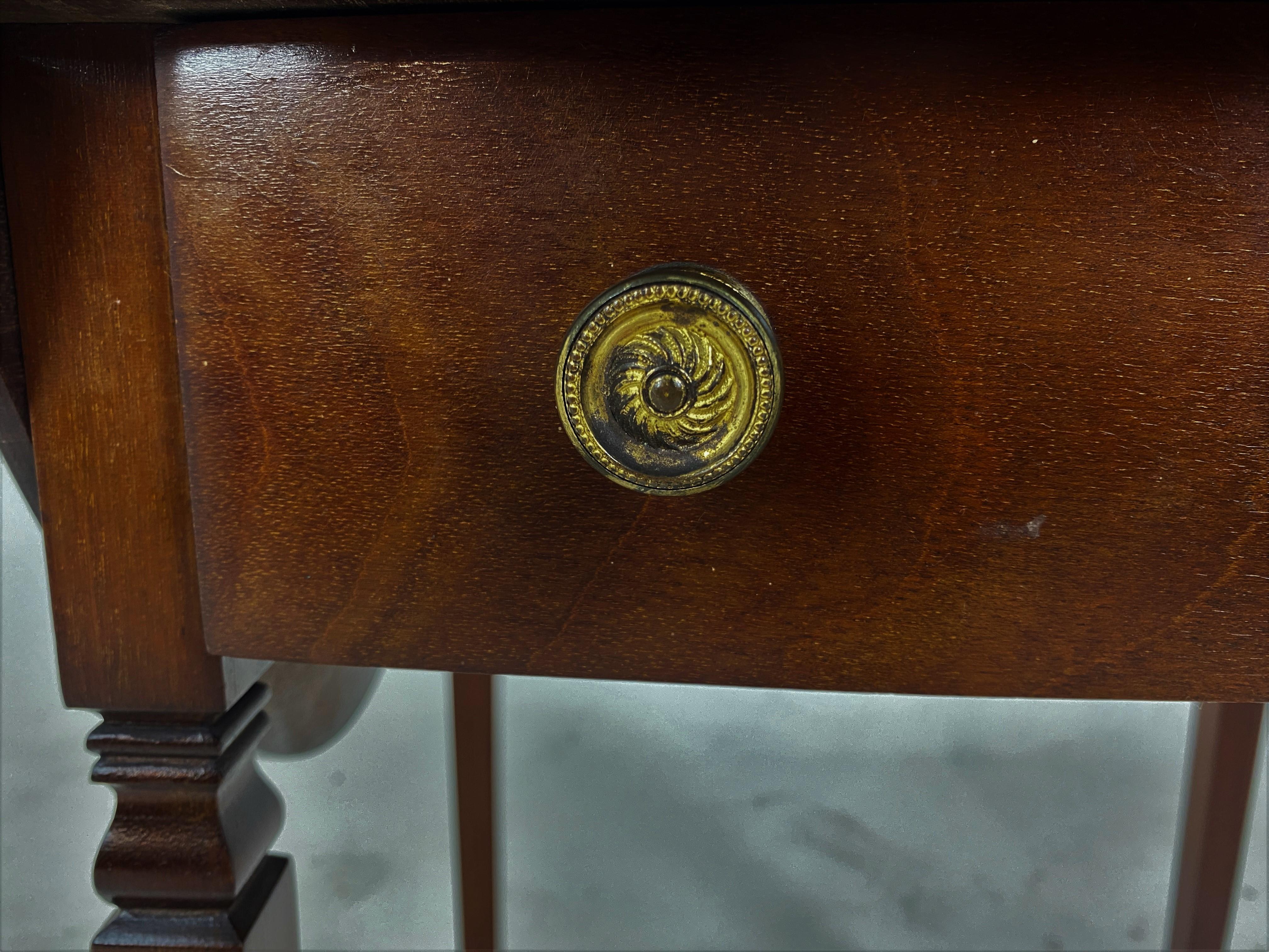 Fourmi. Table porte-à-faux en noyer à abattants avec tiroir, Écosse 1920, H706 en vente 1
