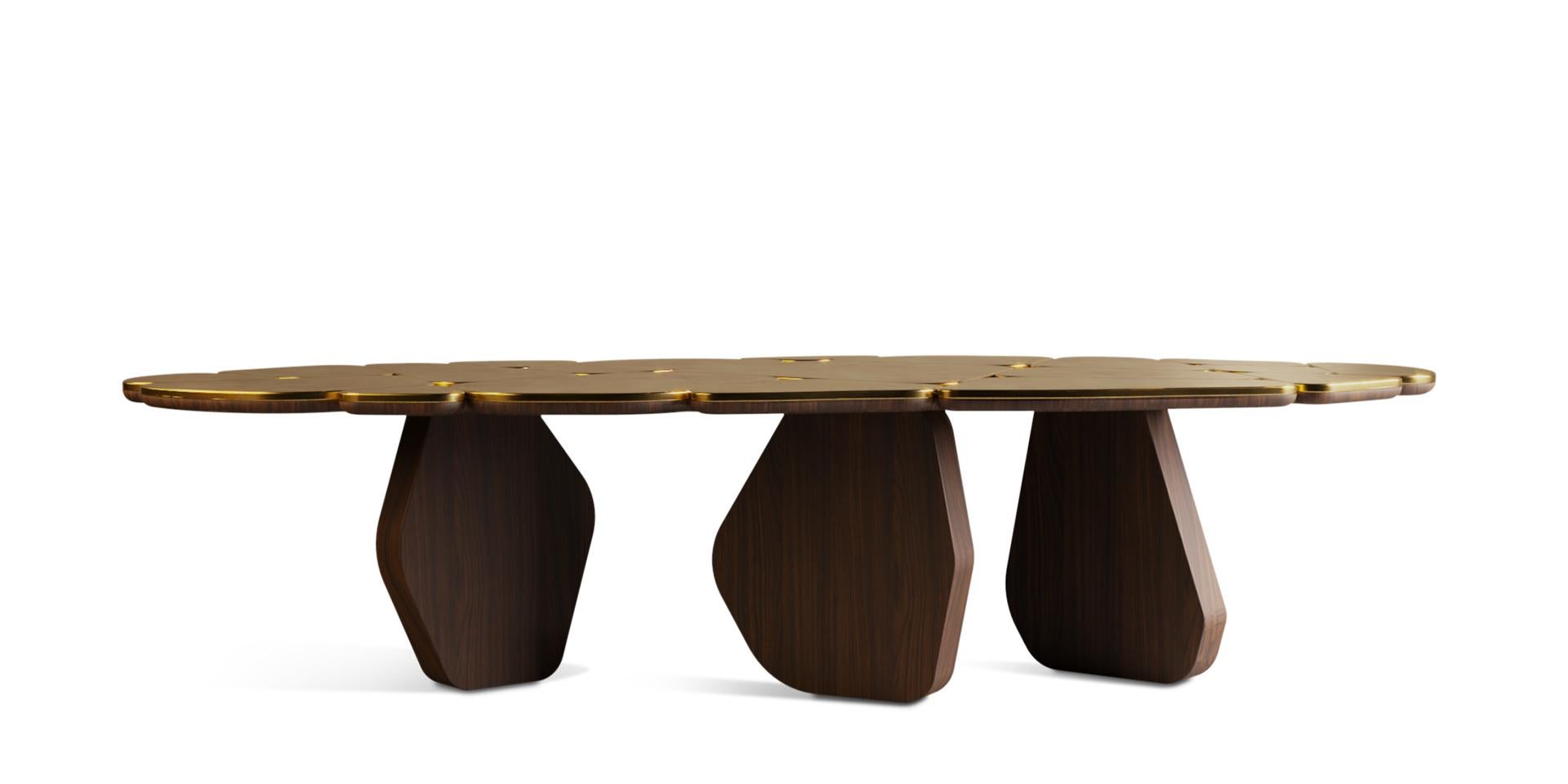 La table à manger Anta da Arca présente des détails distinctifs qui en font une combinaison délicate entre le bois de noyer le mieux travaillé et la touche de feuille d'or dans les tons.

Cette pièce a été conçue pour les moments de convivialité, le