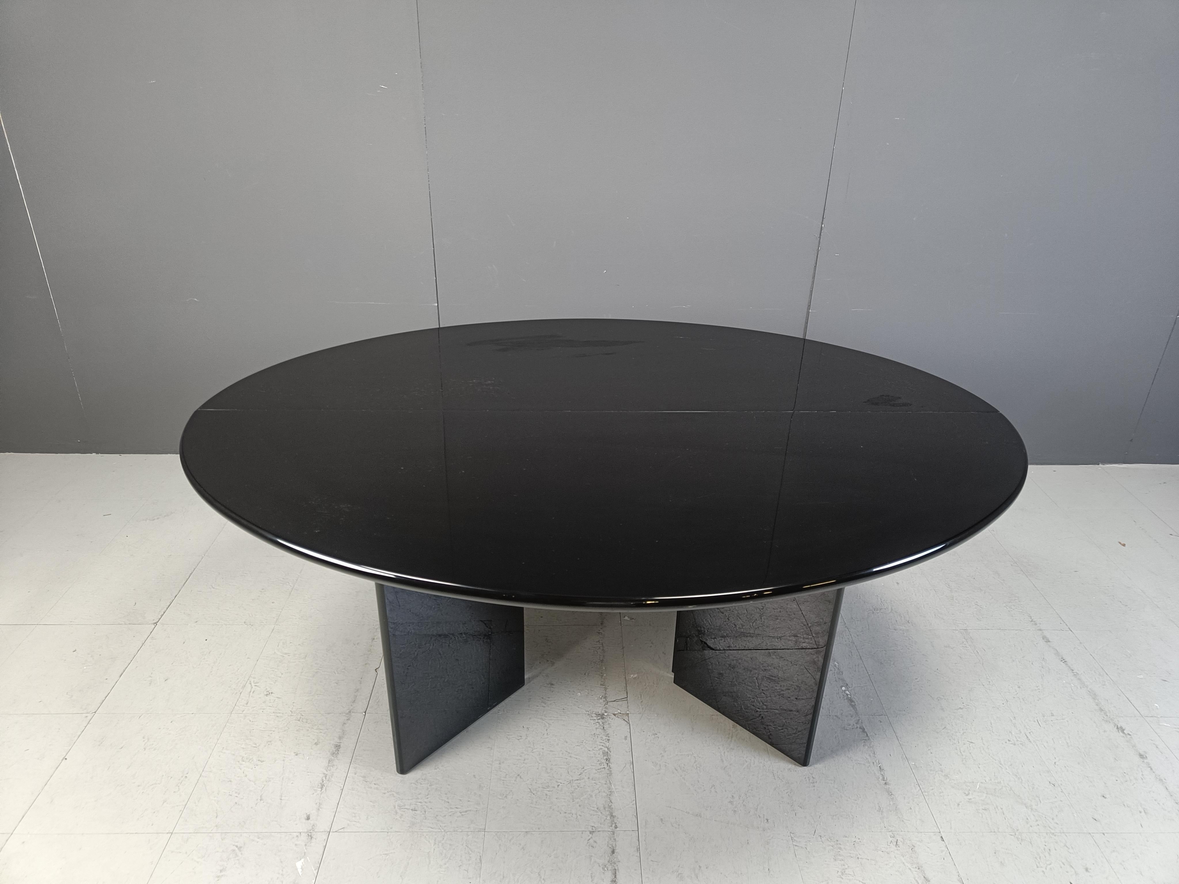 Rare Antella dining table designed by Kazuhide takahama for Gavina in the 1970s.

This high gloss black lacquered dining table as a nice and quite unique feature which allows it to drop a part of the table top, just like the antique 'drop leaf'