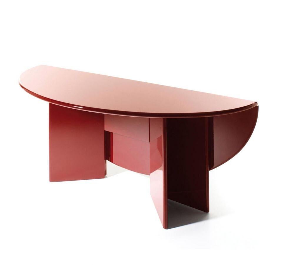 Table à manger Antella de l'architecte japonais Kazuhide Takahama pour Cassina

Antella de Kazuhide Takahama est une pièce à double usage : une console qui peut être transformée en table ovale. Le cadre peint en polyester, avec une finition