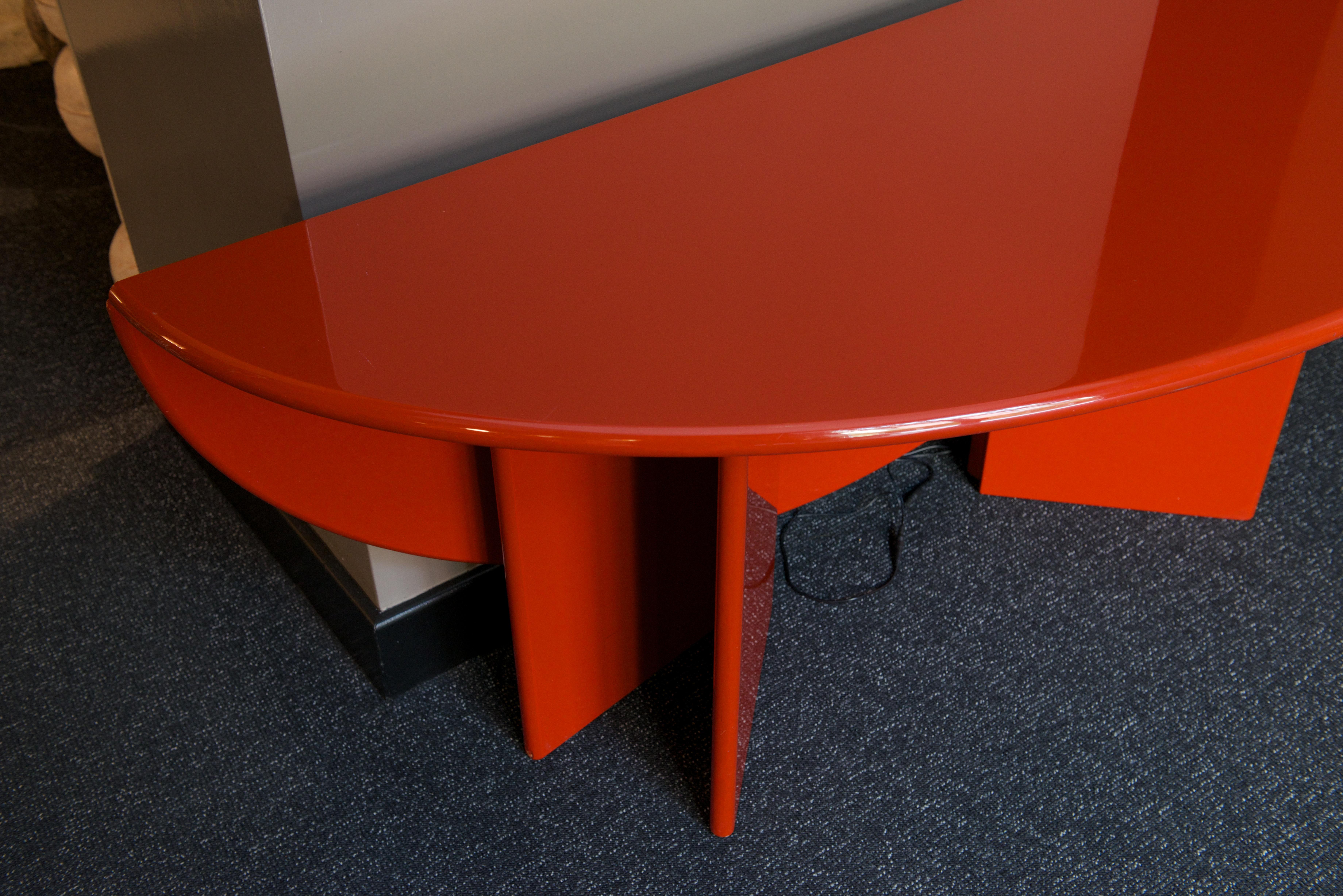 The table was designed, together with other pieces of furniture by Kazuhide Takahama in 1975 for Simon Ultramobile (see Accademia delle Belle Arti di Brera, Dino Gavina Ultrarazionale Ultramobile, Editrice Compositori, Milano, 1998, p. 203.). It was