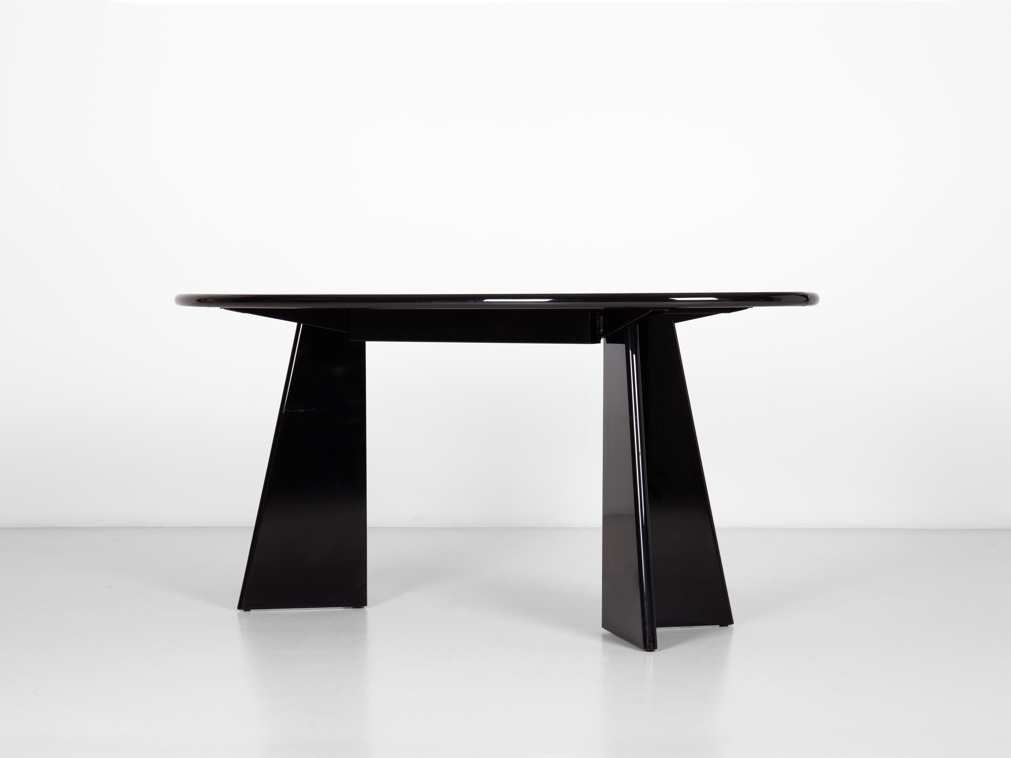 Antella by Kazuhide Takahama is a dual-purpose piece: against the wall it is an elegant console, that can be transformed into an oval table. Multilayer wood, lacquered in glossy polyester.

Bibliography
Accademia delle Belle Arti di Brera, “Dino