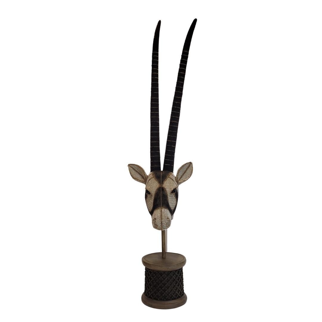 Objeto decorativo Cabeza de antílope Perlas 124
Los accesorios decorativos únicos y estéticamente llamativos expresan la personalidad y la individualidad de tu hogar. Esta cabeza decorativa de un antílope oryx demuestra tu sentido del estilo y