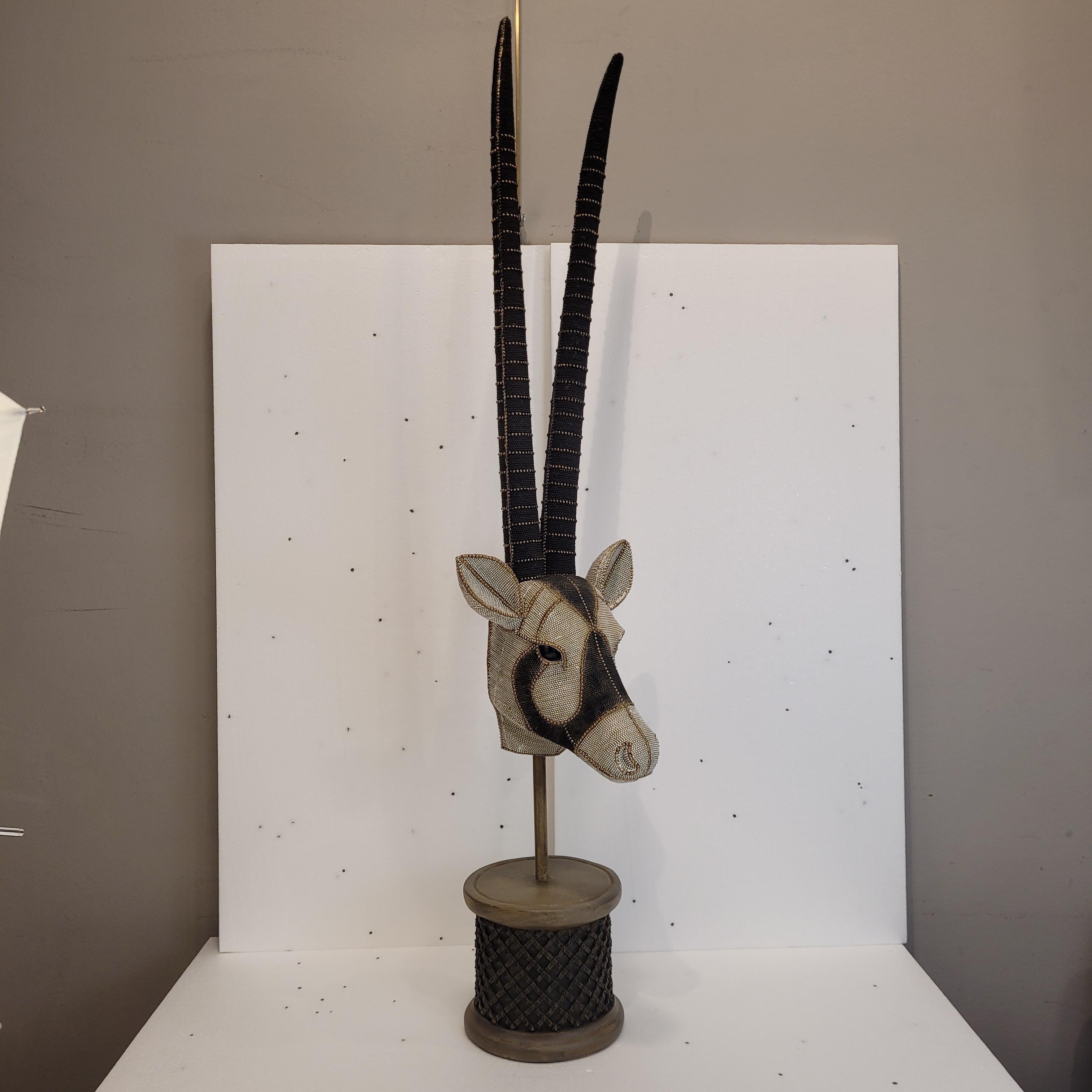 Escultura de perlas cabeza de antílope, gris, 124. Poliresina, Hecho a mano Siglo XXI y contemporáneo en venta