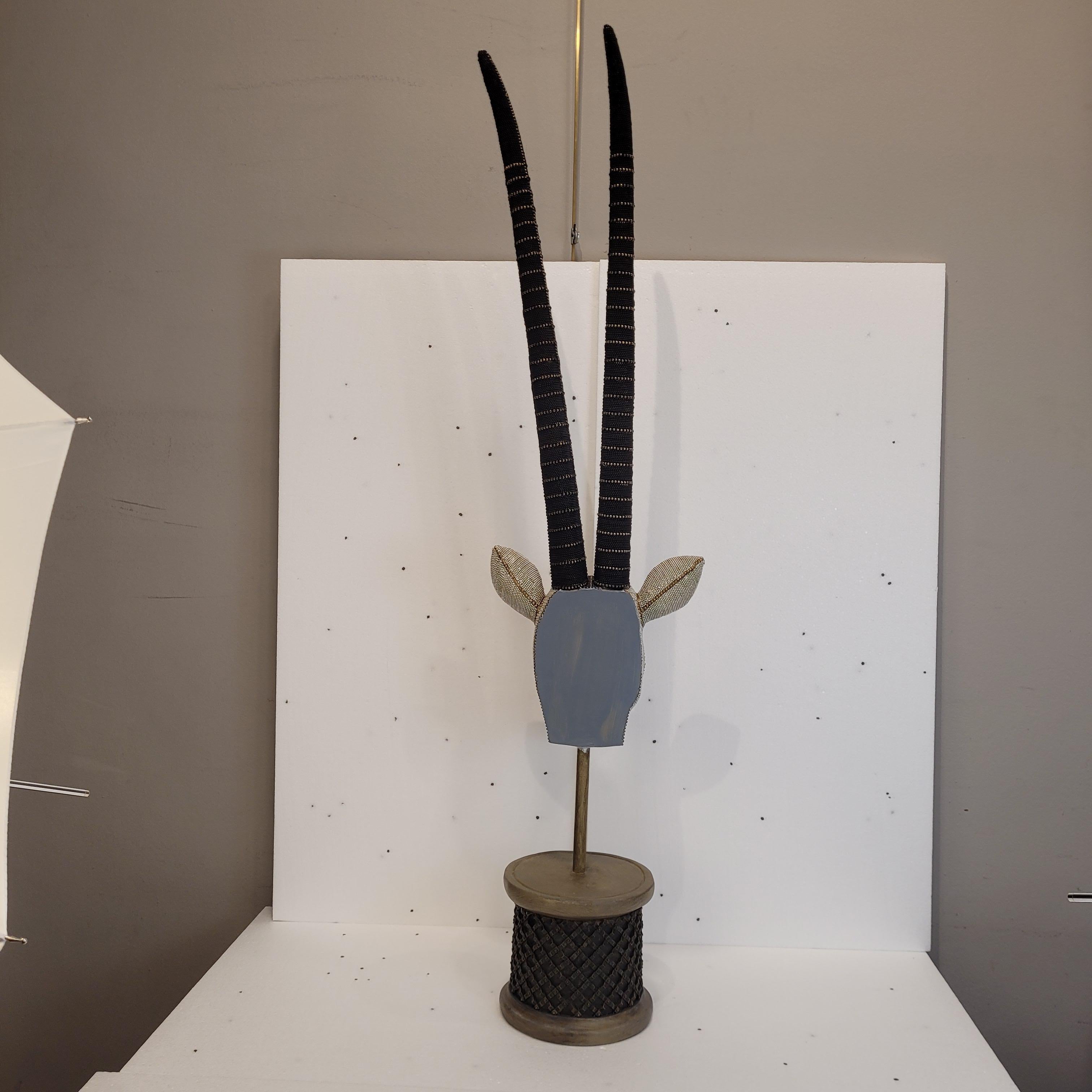Escultura de perlas cabeza de antílope, gris, 124. Poliresina, Hecho a mano en venta 2