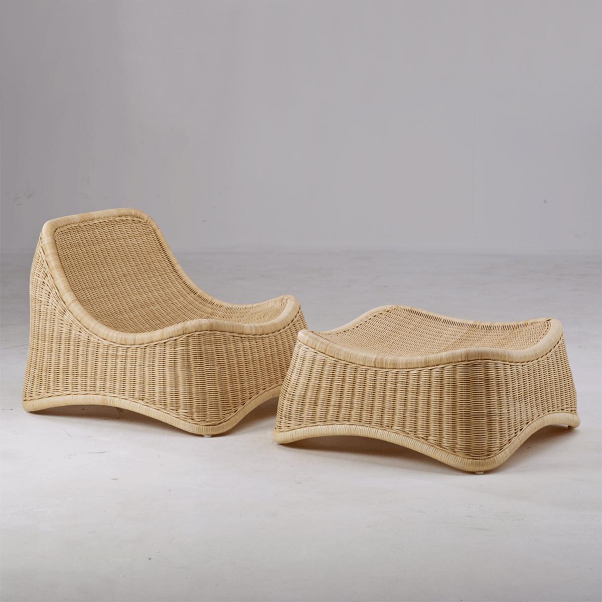 Set poltrona e pouf Antem 
tutti realizzati a mano in rattan Manau.
Il set comprende la sedia e il 
pouf. 
Poltrona: L69xP75H55cm, altezza seduta: 17cm.
Pouf: L69xP69xH33cm, altezza seduta: 17cm.