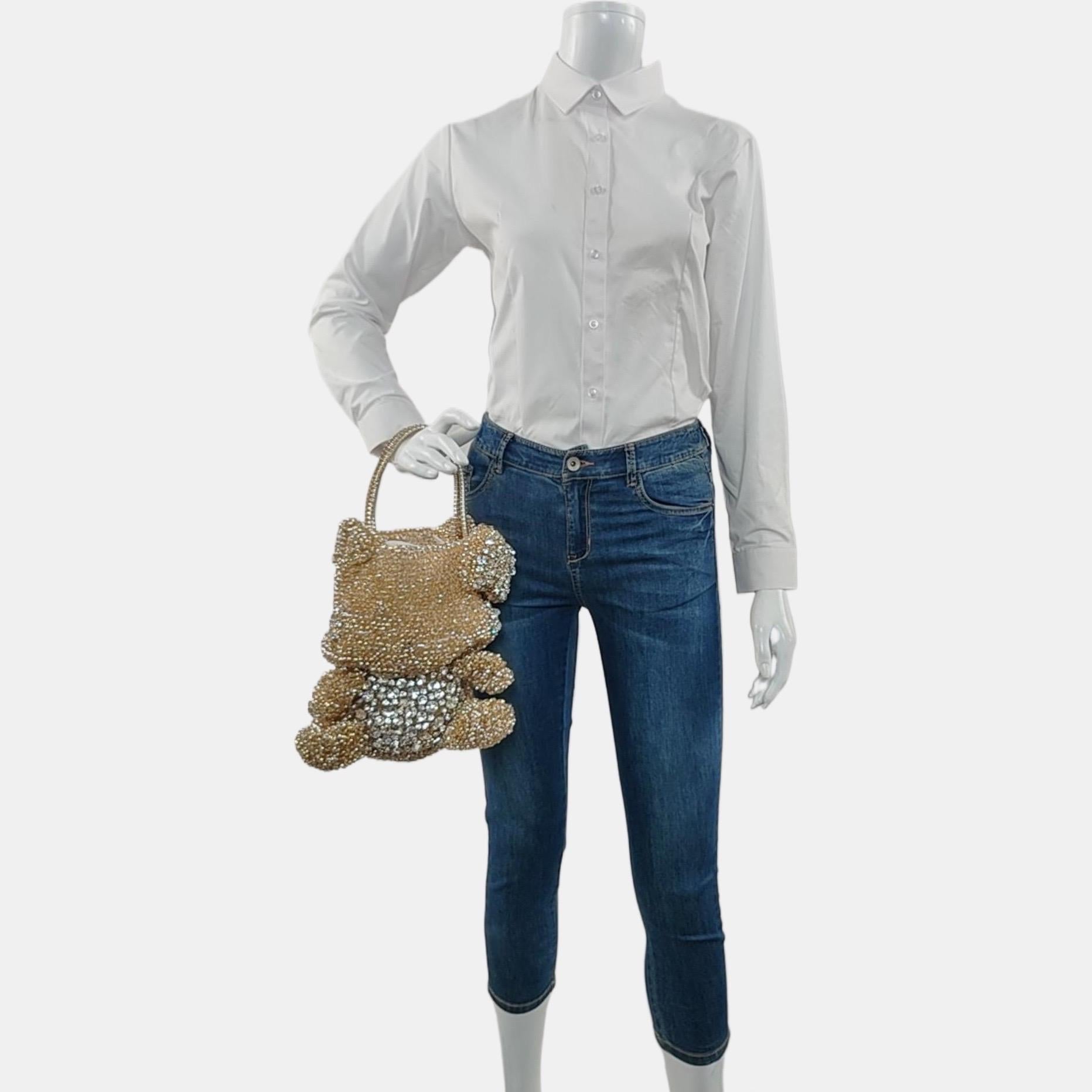 CONDIZIONI: NUOVO

Questo articolo usato e posseduto in precedenza è in ottime condizioni e non presenta quasi nessun segno d'uso.

DETTAGLI:

Borsa Hello Kitty
Cristallo
Oro
Hardware in tonalità argento
Dimensioni: Medio
Dimensioni: Larghezza 24cm