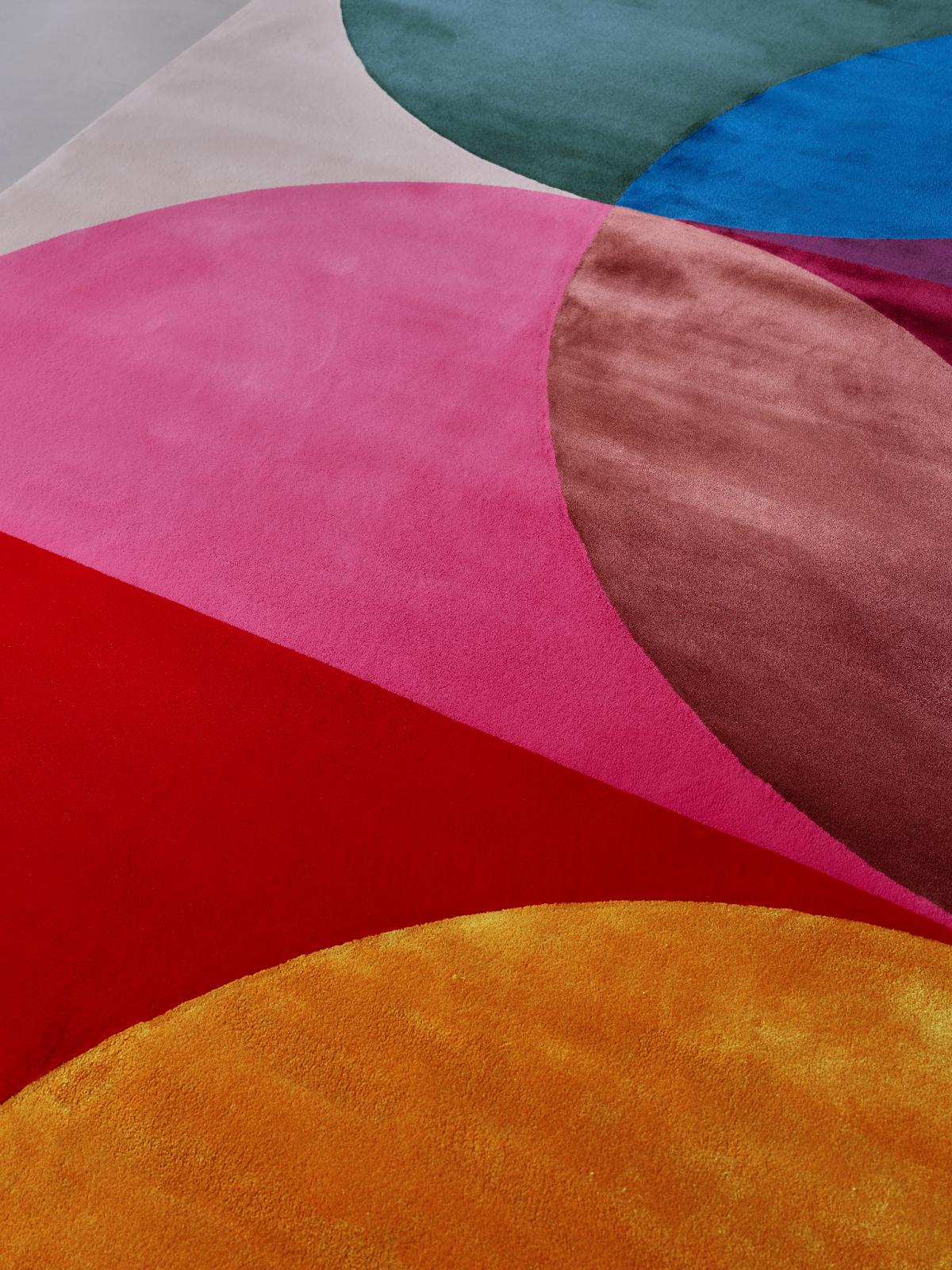 Die Teppichkollektion Espressionismo Floreale ist aus einer luxuriösen Mischung aus neuseeländischer Wolle und veganer Seide gewebt. Die Teppiche werden in Los Angeles entworfen und in Portugal in der Handtufting-Technik von Laura Niubó