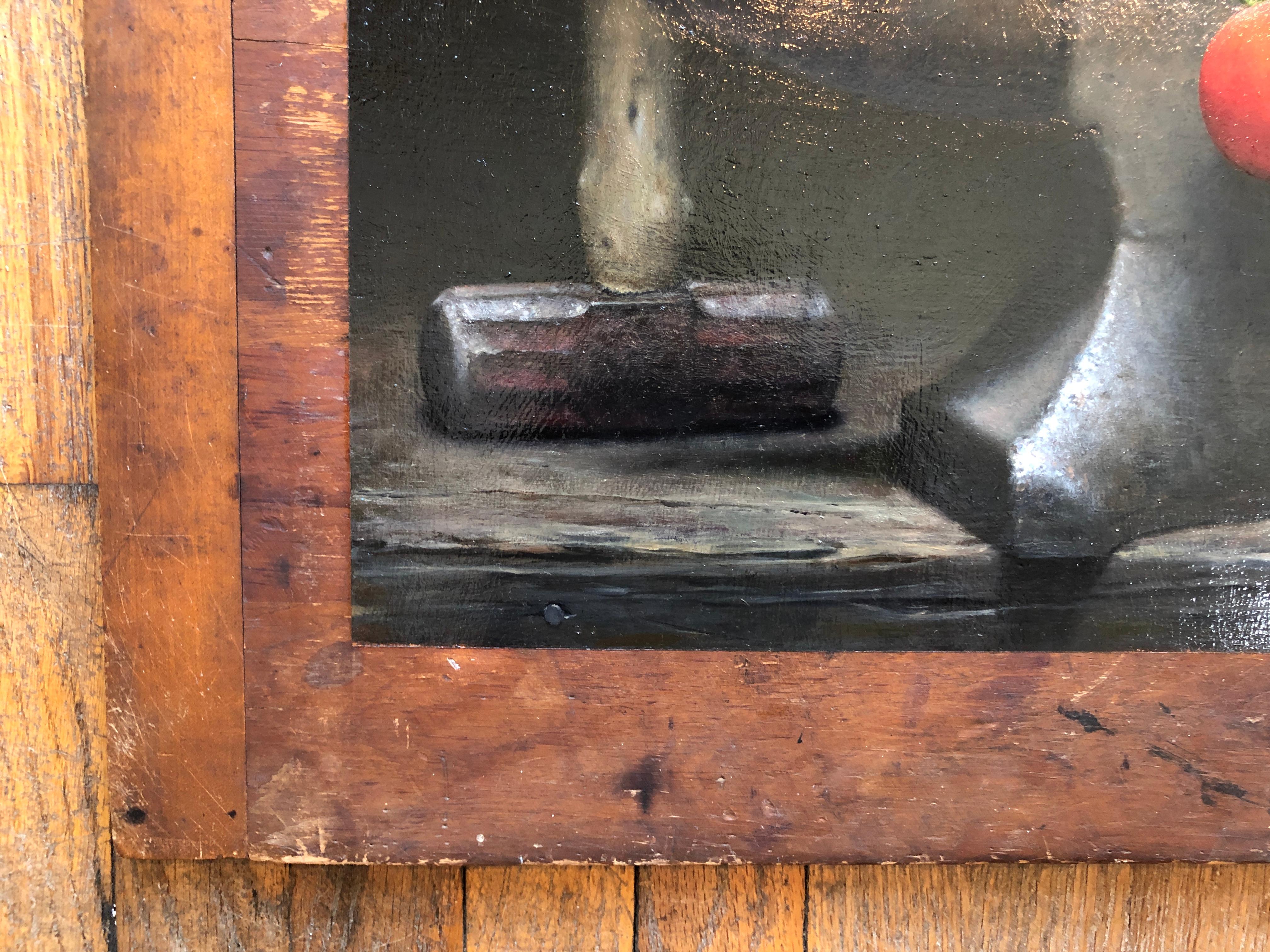 Nature morte en trompe-l'oeil de tomates reposant sur une enclume, avec une masse en arrière-plan, peinte sur une vieille porte d'armoire.

Anthony Ackrill est né en Alaska en 1958, mais a passé la plus grande partie de son enfance en Floride et en