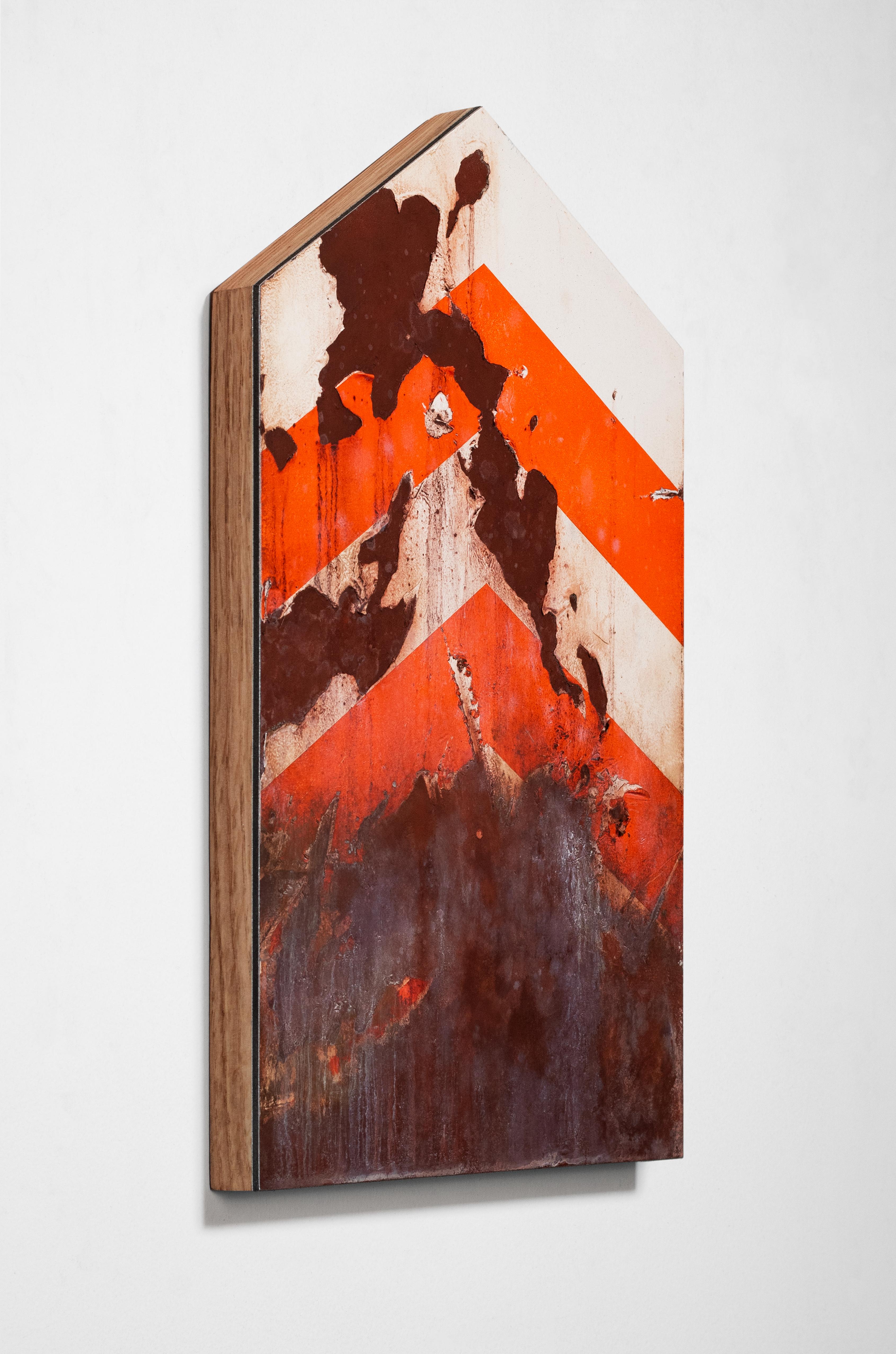 Vorwärts - Hyperrealistisches Ölgemälde eines rostigen Directional Straßenschildes – Painting von Anthony Adcock