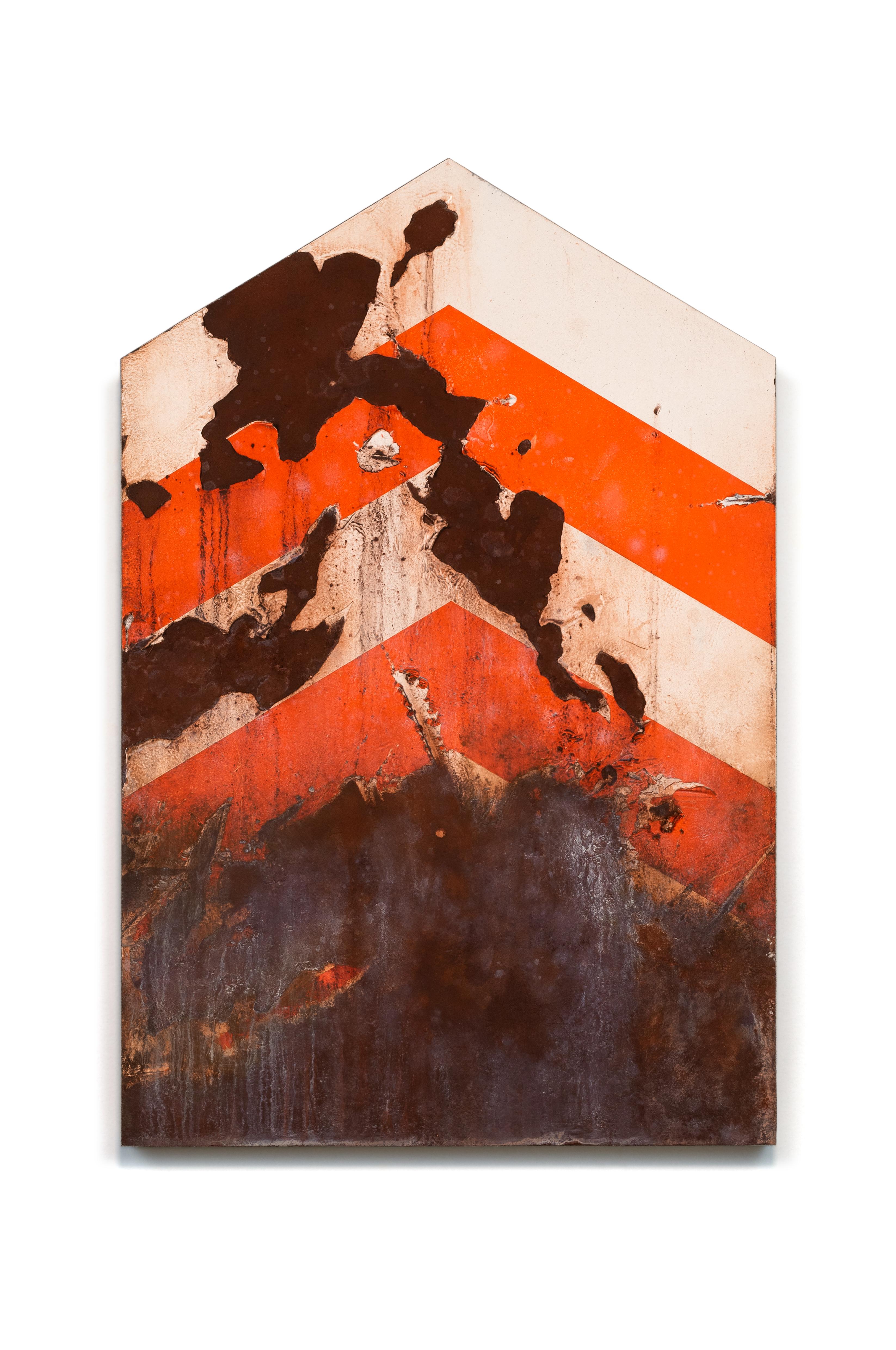 Vorwärts - Hyperrealistisches Ölgemälde eines rostigen Directional Straßenschildes (Realismus), Painting, von Anthony Adcock