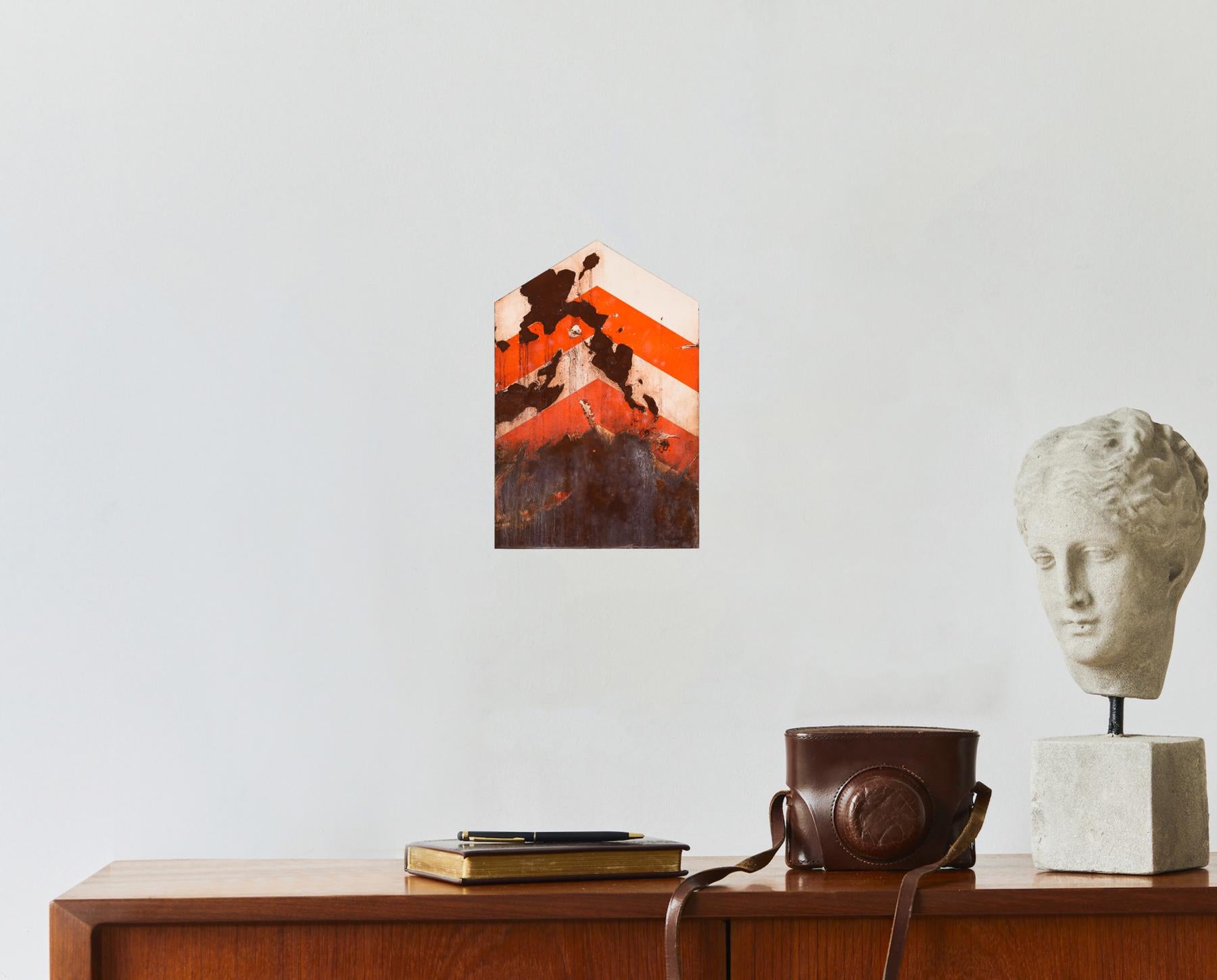Vorwärts - Hyperrealistisches Ölgemälde eines rostigen Directional Straßenschildes (Gold), Still-Life Painting, von Anthony Adcock