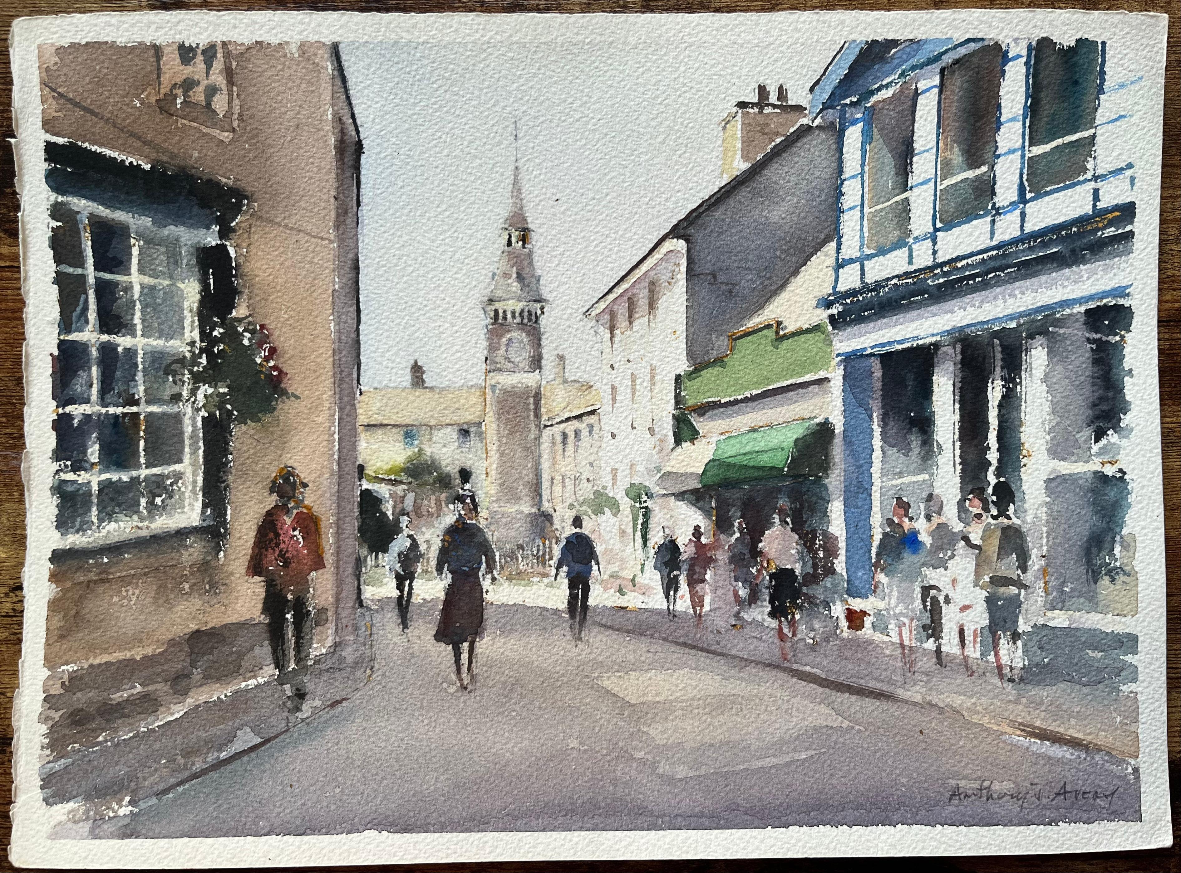 Acuarela impresionista británica de un bullicioso centro urbano con torre de reloj - Painting de Anthony Avery