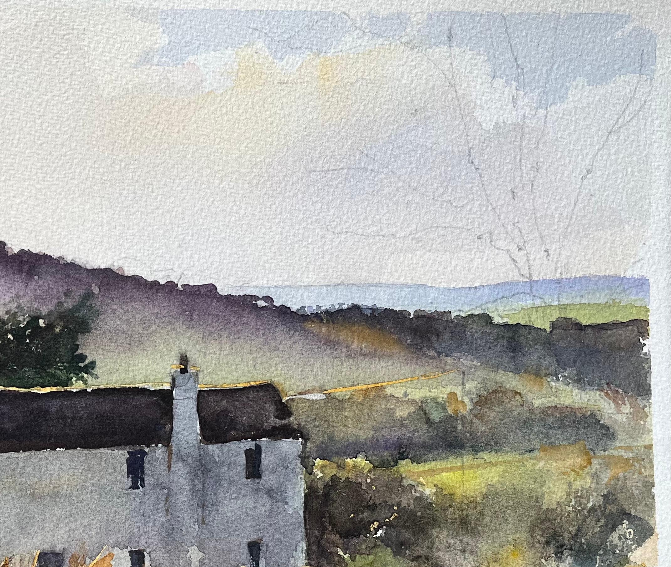 Titel: Britisches impressionistisches Aquarell einer Hütte in einer nebligen Landschaft
Von Anthony Avery (Brite 1946-2023)
Original-Aquarell auf Künstlerpapier, ungerahmt
Abmessungen: 11,25 x 15,25 Zoll (Höhe x Breite)
Zustand: Gut, mit leichten