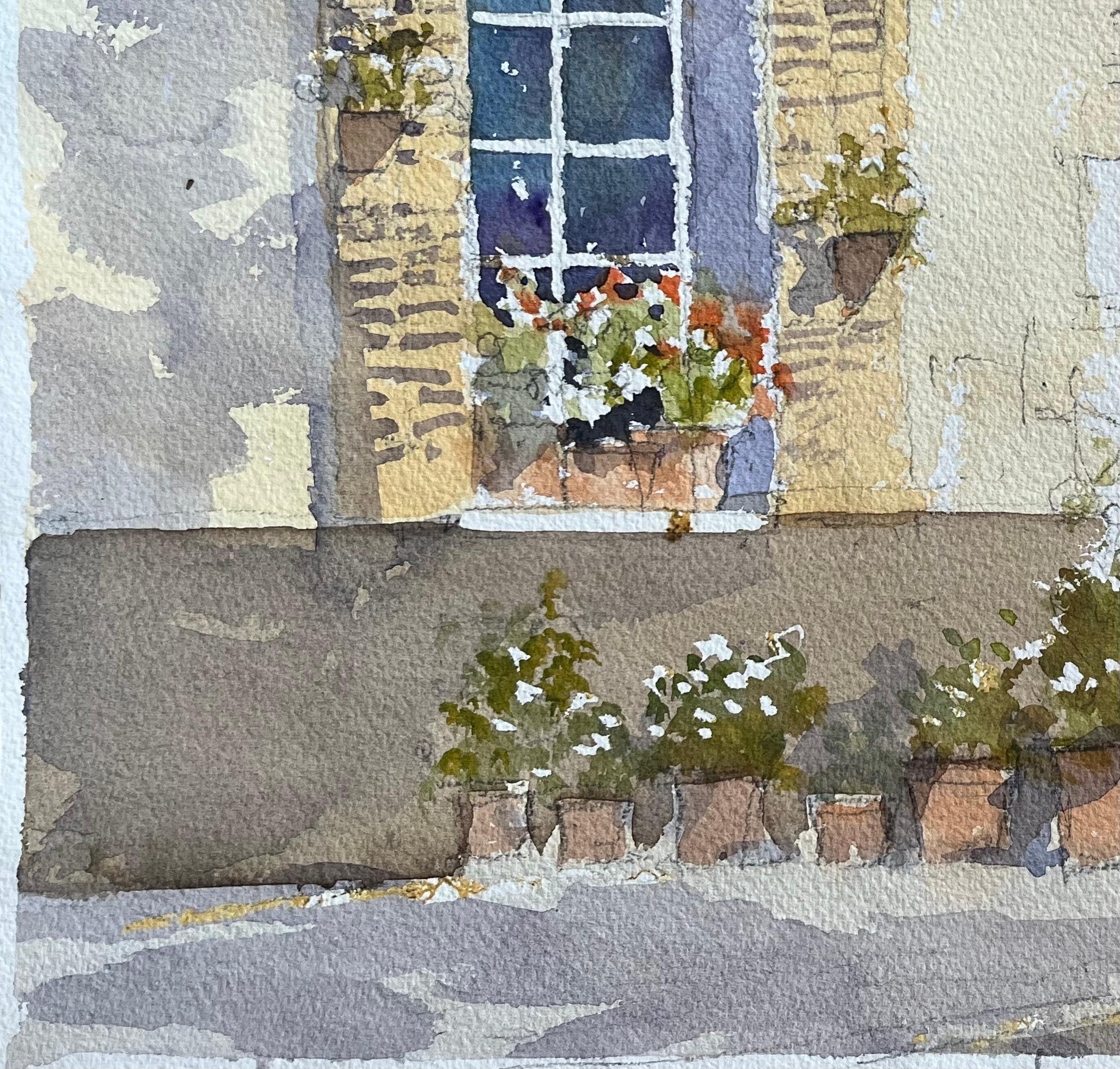 Acuarela impresionista británica de una ventana de casa de campo y macetas con flores - Landscape Painting Gris de Anthony Avery
