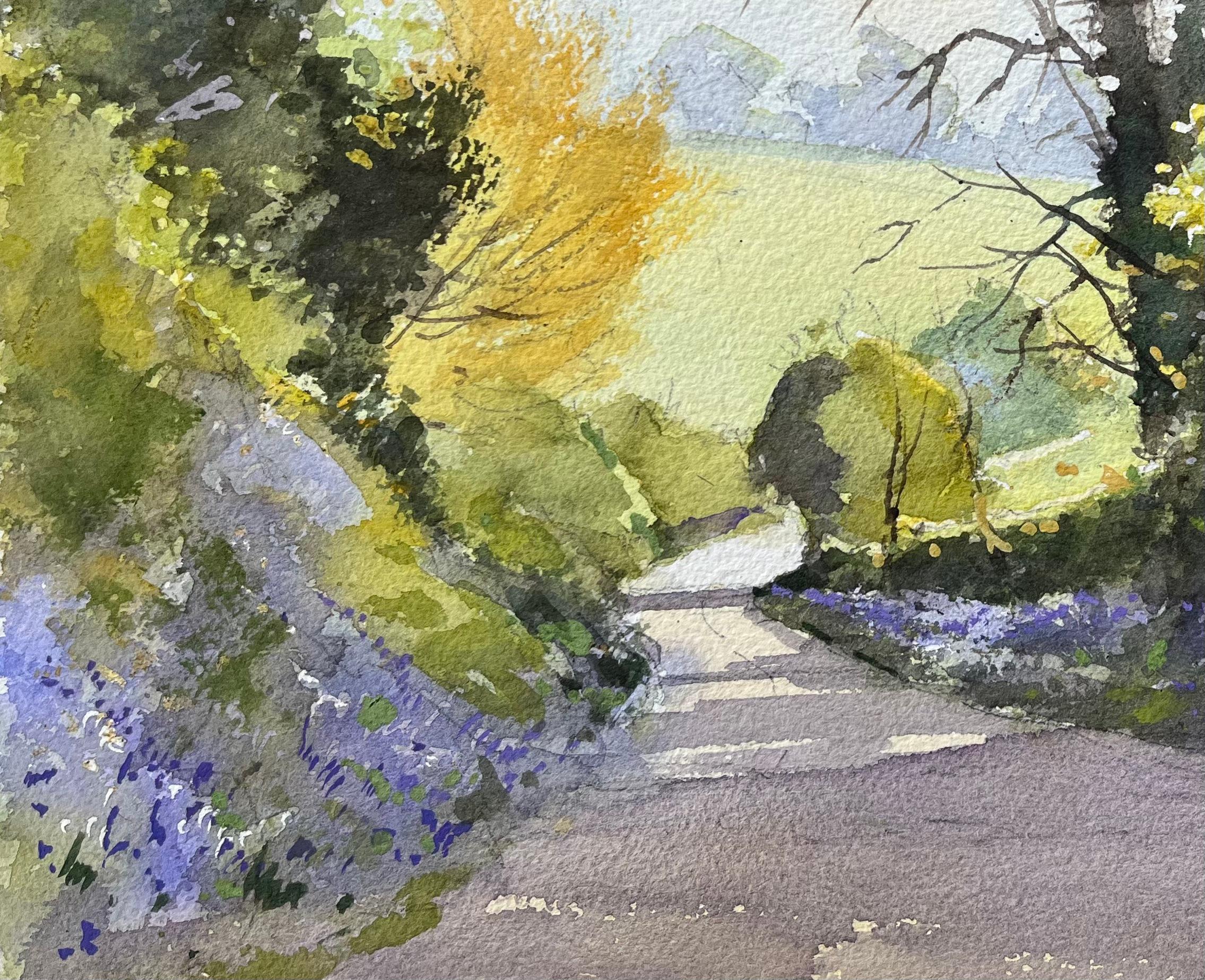 Aquarelle impressionniste britannique d'un chemin de campagne avec des jacinthes printanières - Impressionnisme Painting par Anthony Avery