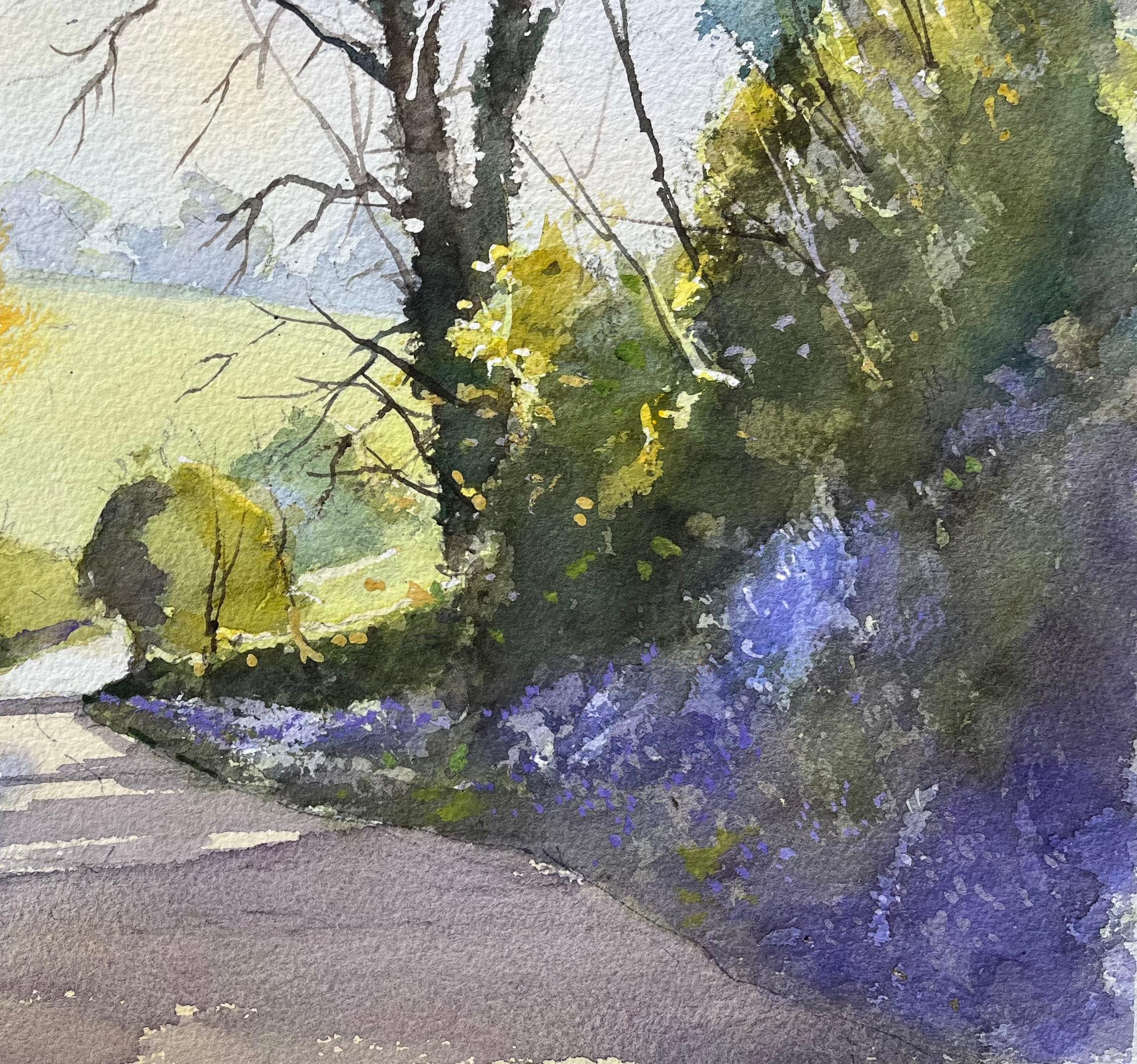Aquarelle impressionniste britannique d'un chemin de campagne avec des jacinthes printanières - Gris Landscape Painting par Anthony Avery